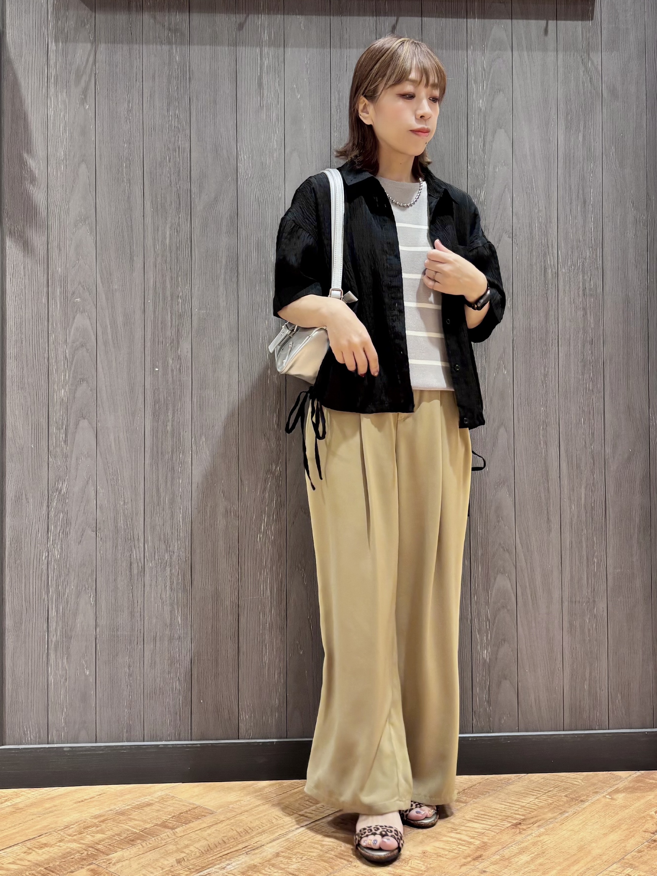 meiさんの「SHOO･LA･RUE｜【S-LL/洗濯機可/体型カバー】さらさら シャーリングシフォン 裾ドロストシャツ」を使ったコーディネート