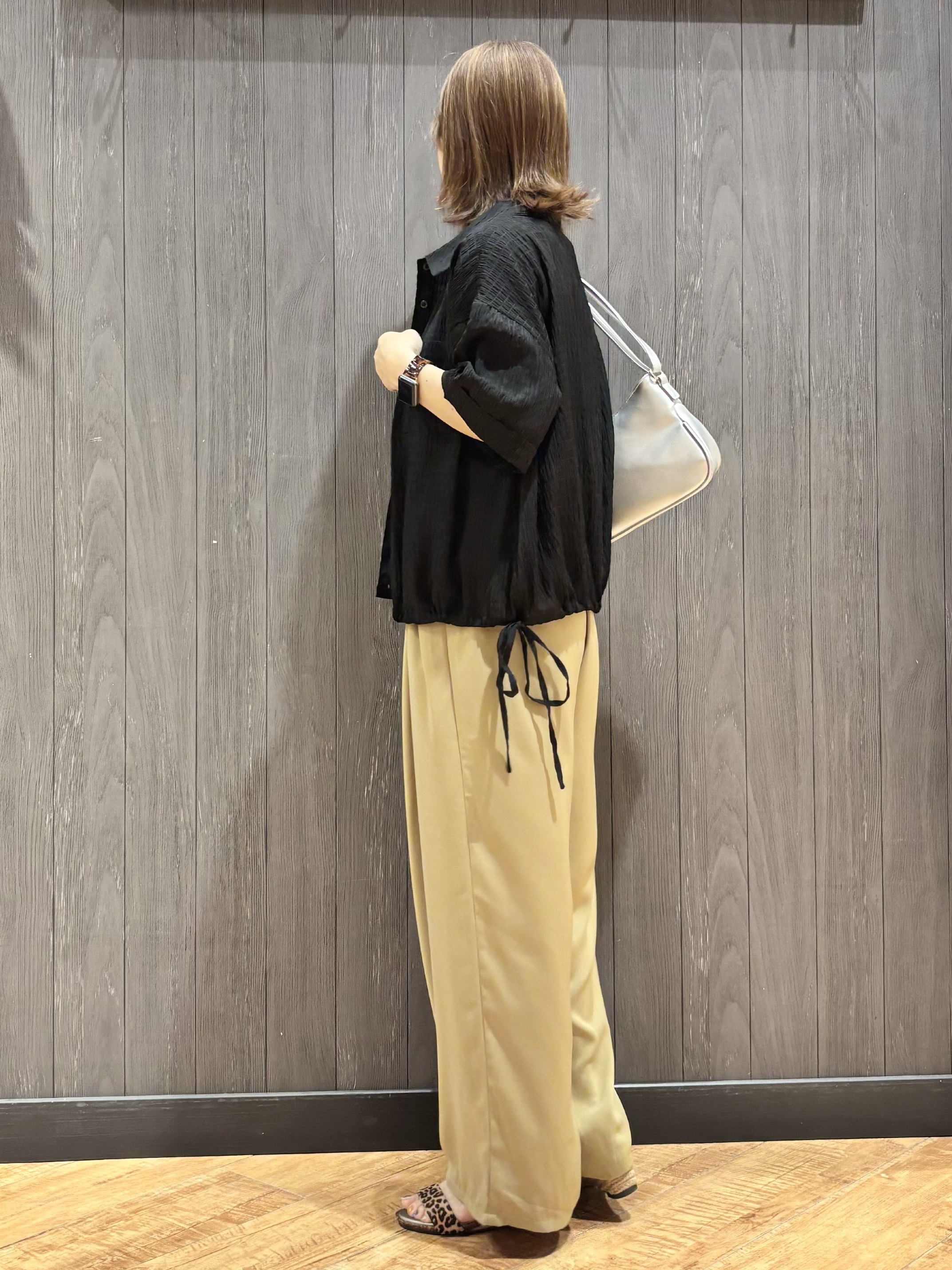 meiさんの「SHOO･LA･RUE｜【S-LL/洗濯機可/体型カバー】さらさら シャーリングシフォン 裾ドロストシャツ」を使ったコーディネート