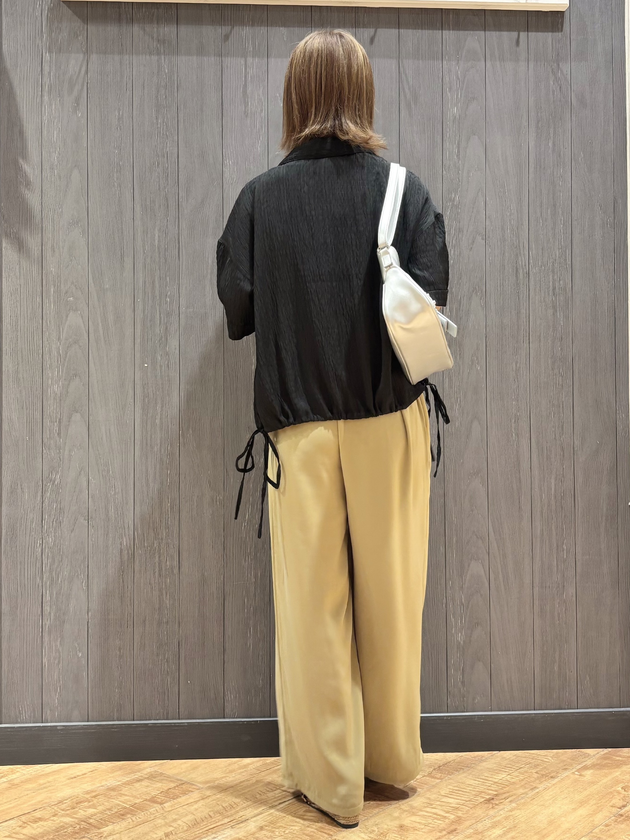meiさんの「SHOO･LA･RUE｜【S-LL/洗濯機可/体型カバー】さらさら シャーリングシフォン 裾ドロストシャツ」を使ったコーディネート