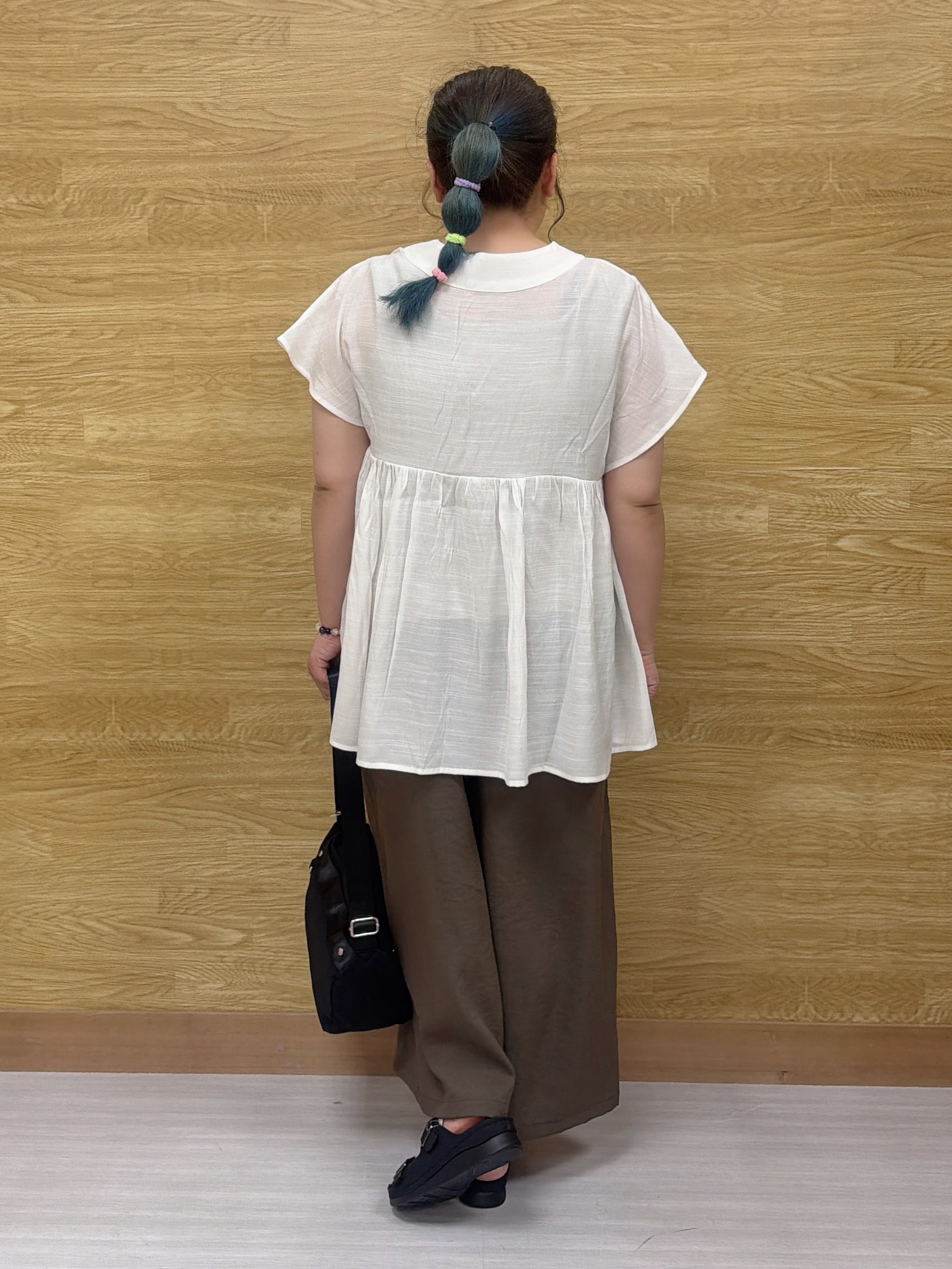 ぁむさんの「SHOO･LA･RUE｜【S-LL/洗濯機可/UV/体型カバー】インせず着られる Vネックギャザーブラウス」を使ったコーディネート