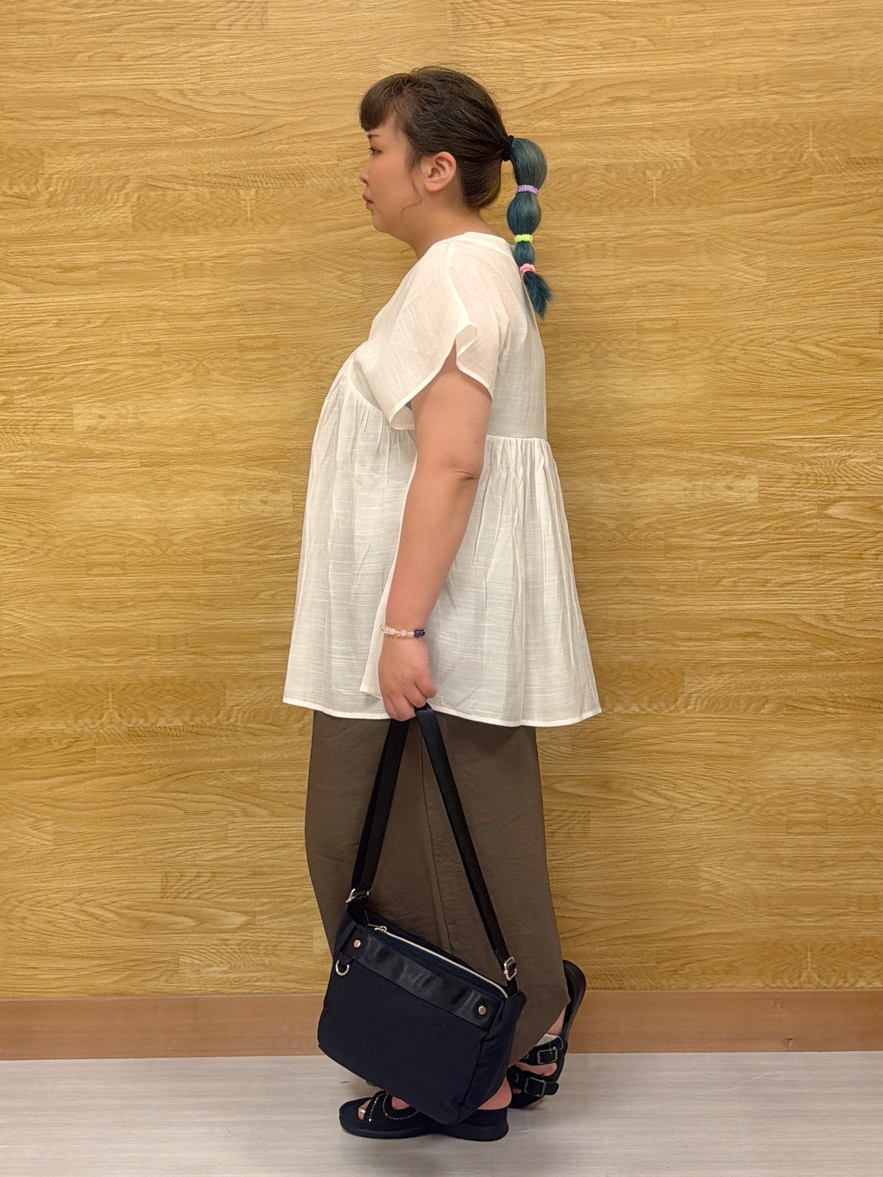 ぁむさんの「SHOO･LA･RUE｜【S-LL/洗濯機可/UV/体型カバー】インせず着られる Vネックギャザーブラウス」を使ったコーディネート