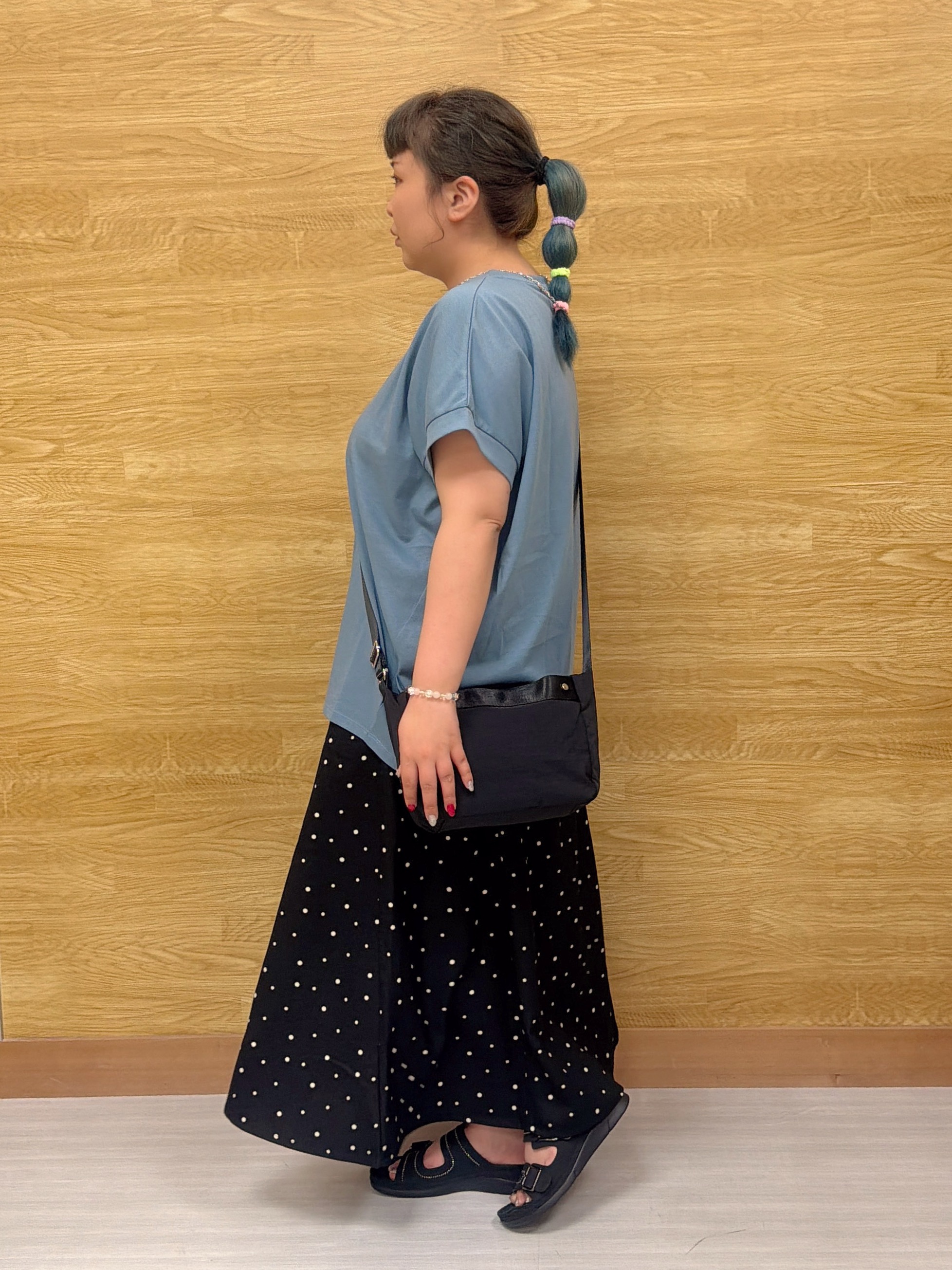 ぁむさんの「SHOO･LA･RUE｜【汗じみ防止/S-LL/体型カバー/洗濯機可】汗じみが気になりにくい 大人の刺繍ロゴTシャツ」を使ったコーディネート