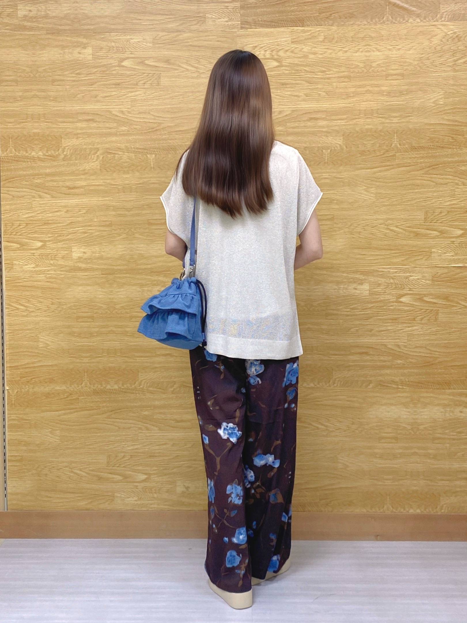 ユキニーズさんの「SHOO･LA･RUE｜【2点セット/前後2WAY/洗濯機可/S-LL】体型カバーも叶う ラメ畦ニット+タンクトップ」を使ったコーディネート