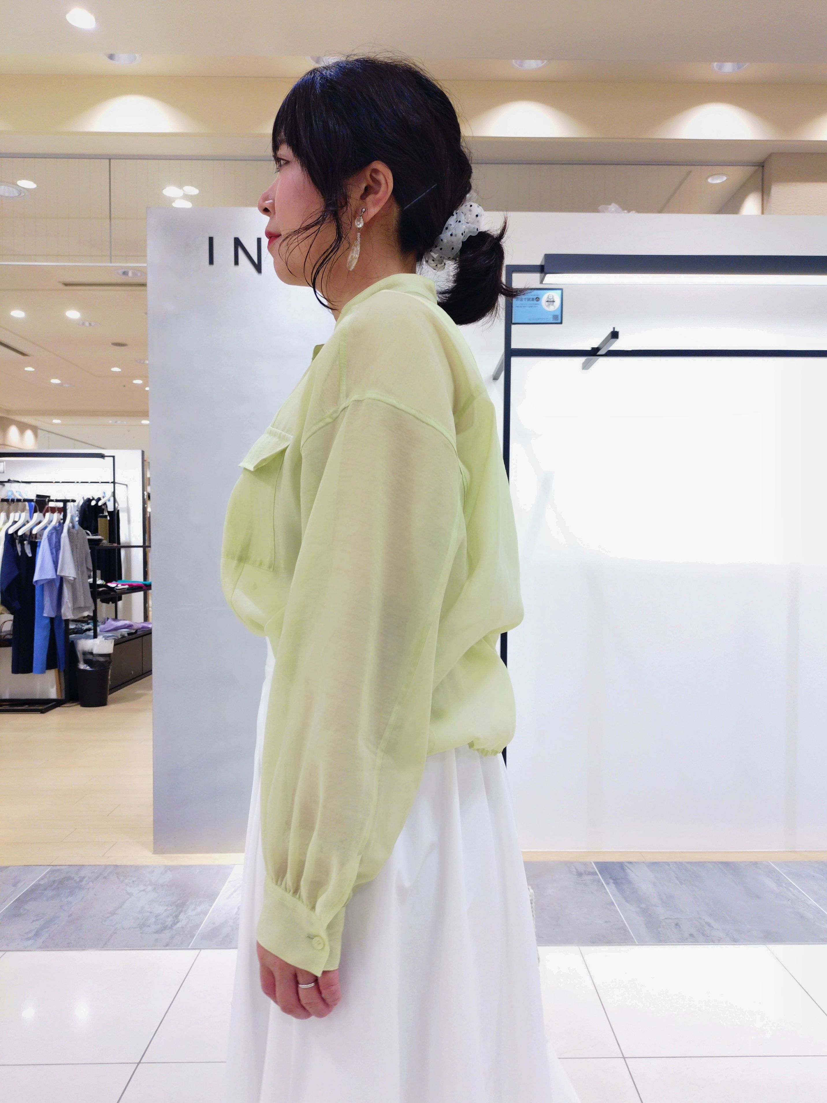 TOMOMIさんの「INDIVI｜【トレンド／2WAY】裾ドロスト付きシアーブラウスブルゾン」を使ったコーディネート
