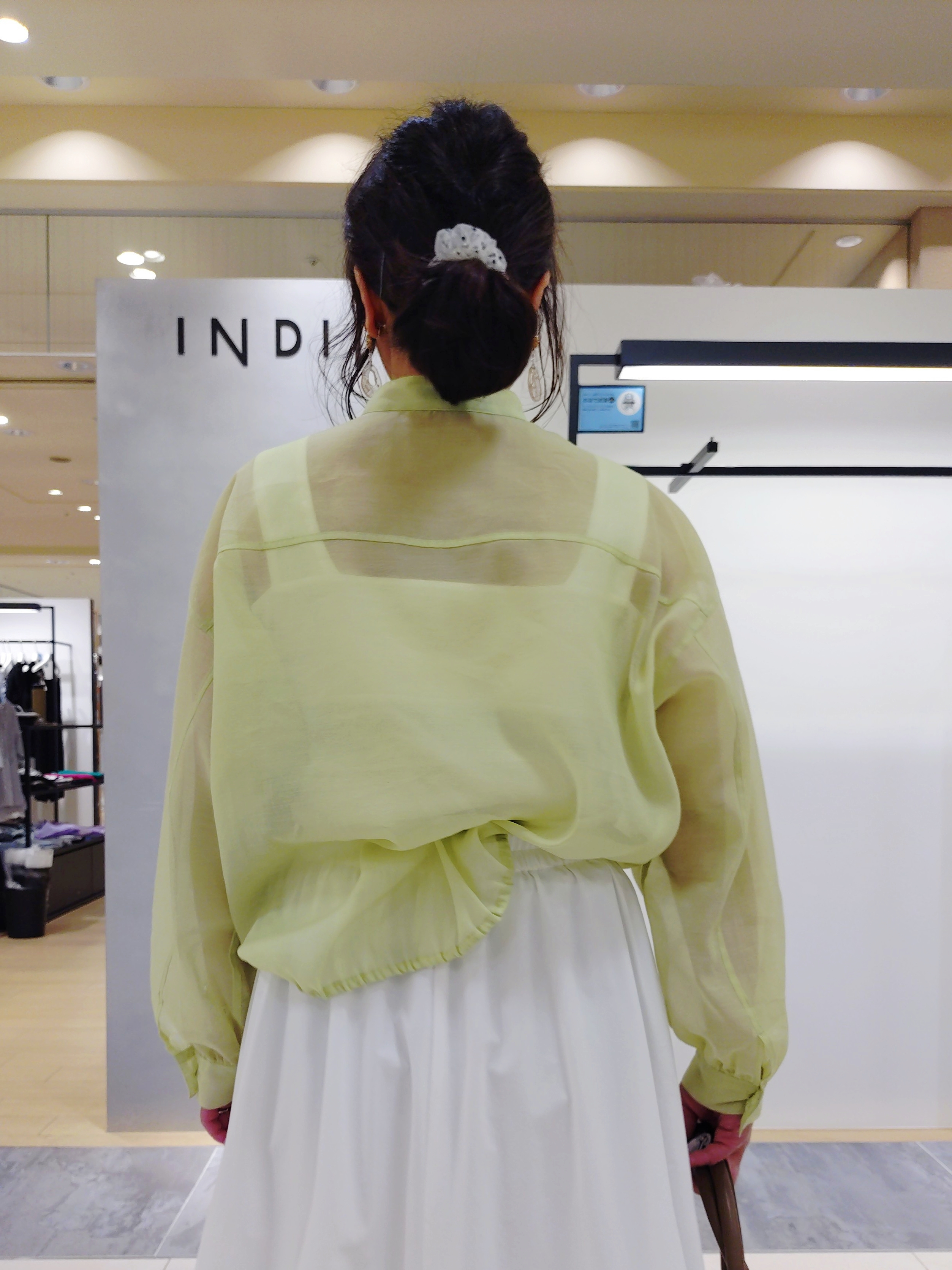 TOMOMIさんの「INDIVI｜【トレンド／2WAY】裾ドロスト付きシアーブラウスブルゾン」を使ったコーディネート