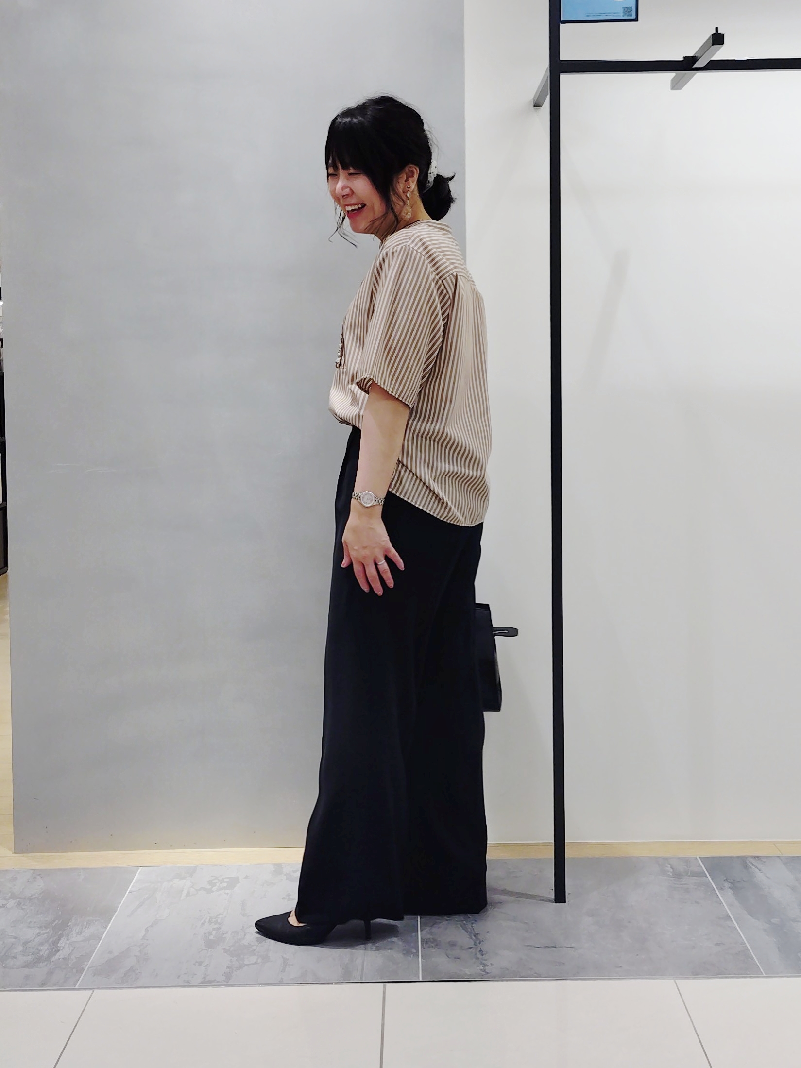 TOMOMIさんの「INDIVI｜【洗える／UVケア／SETUP可】着る日傘ワイドパンツ」を使ったコーディネート