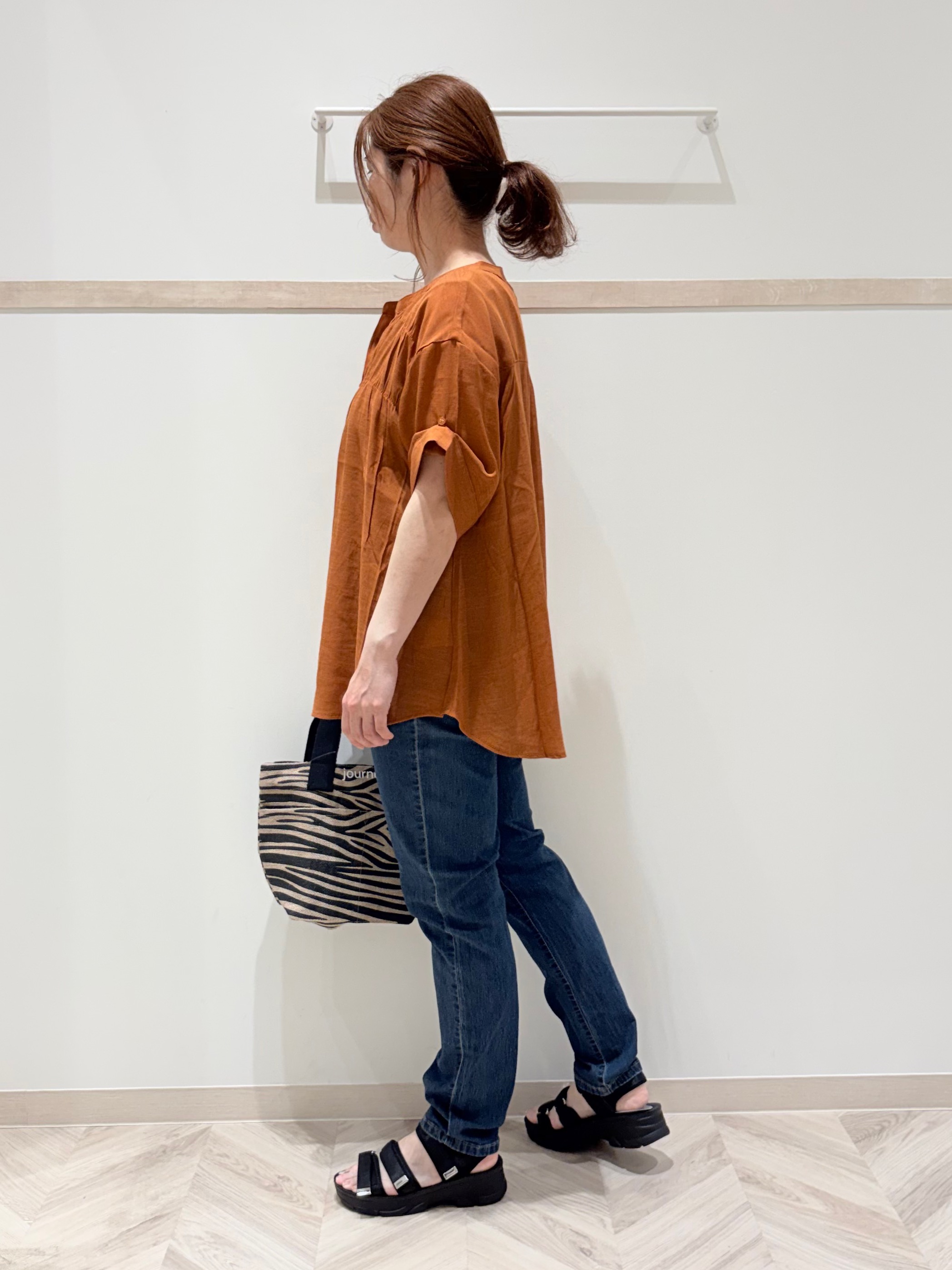 c_h_i_k_aさんの「SHOO･LA･RUE｜【UV/洗濯機可】お袖の長さが調整出来る シャーリングスキッパーブラウス」を使ったコーディネート