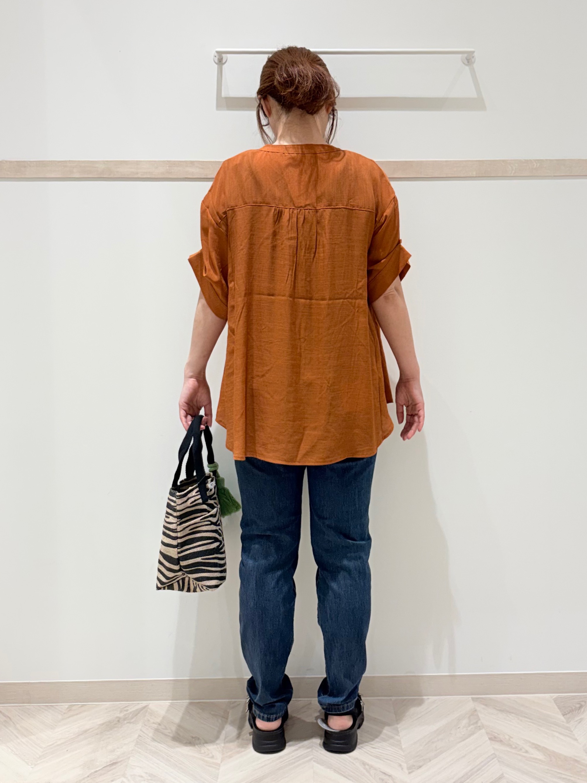 c_h_i_k_aさんの「SHOO･LA･RUE｜【UV/洗濯機可】お袖の長さが調整出来る シャーリングスキッパーブラウス」を使ったコーディネート
