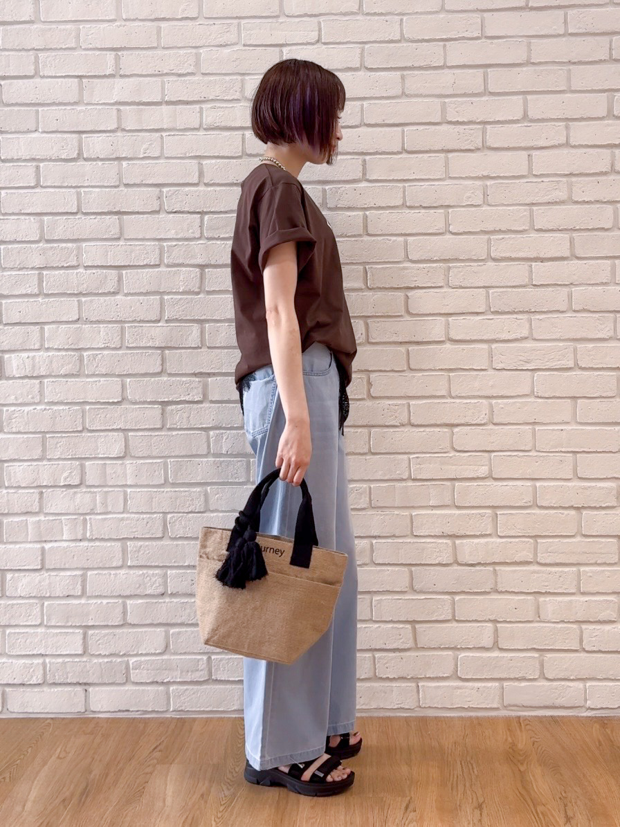𝐜𝐡𝐢𝐤𝐚さんの「SHOO･LA･RUE｜【洗濯機可/S-LL】夏に快適サラサラ感 大人のプリントTシャツ」を使ったコーディネート