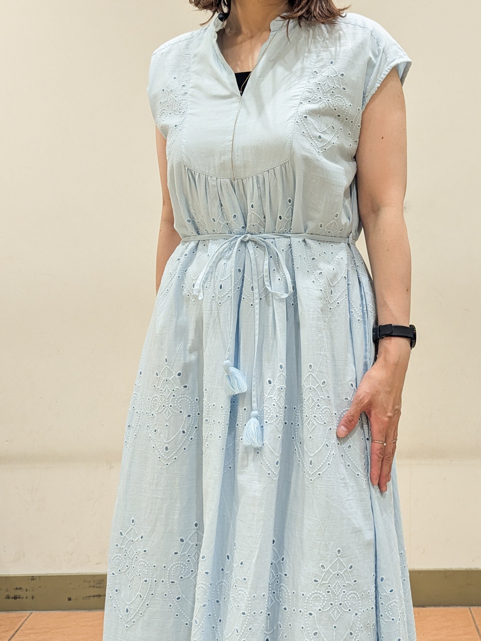 Miさんの「OPAQUE.CLIP｜アイレットレース刺繍ワンピース【洗える】」を使ったコーディネート