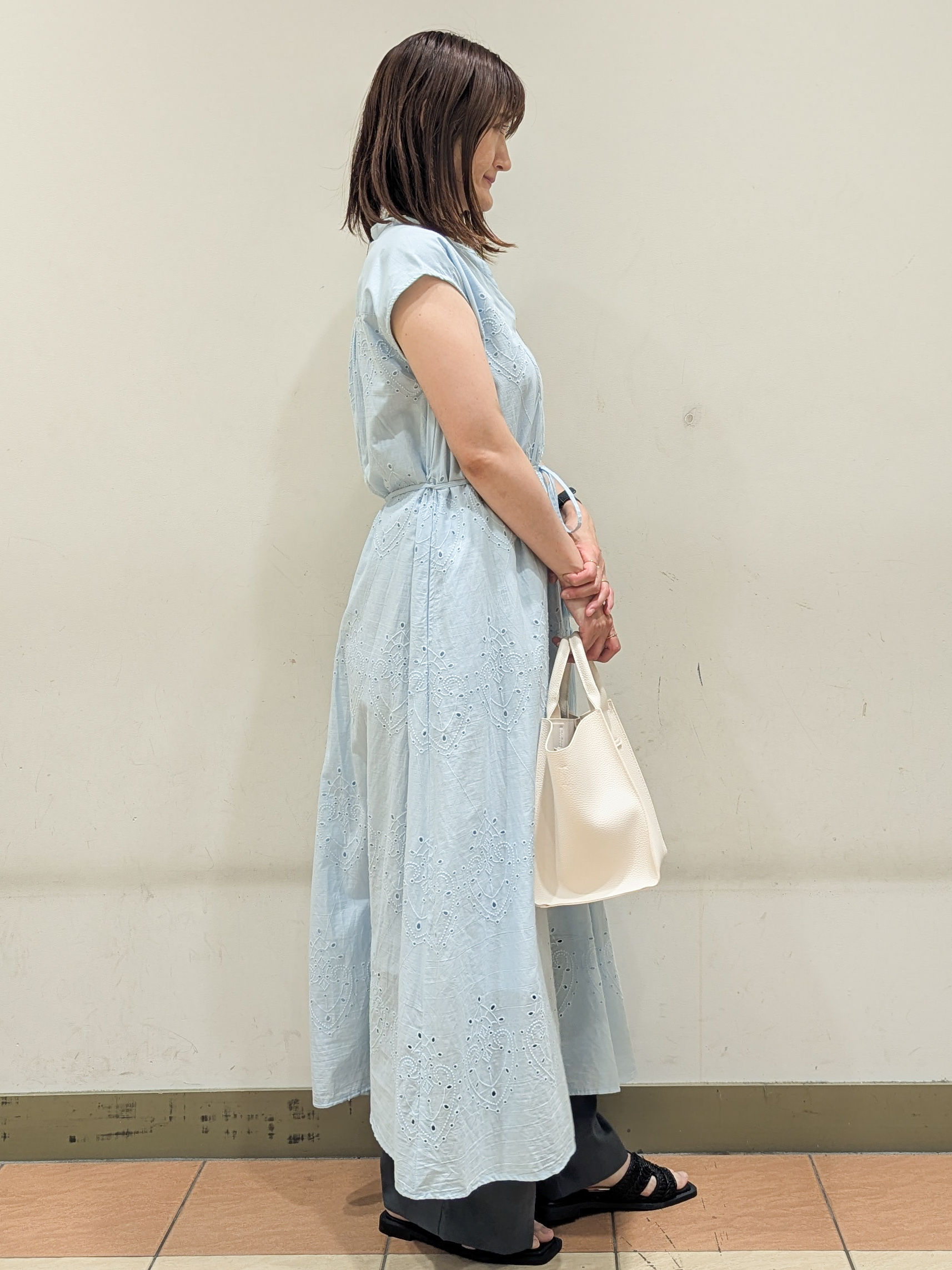 Miさんの「OPAQUE.CLIP｜アイレットレース刺繍ワンピース【洗える】」を使ったコーディネート