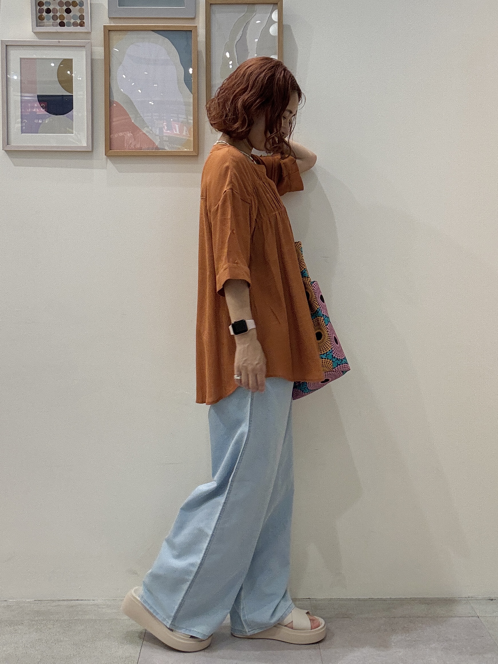 たけぴさんの「SHOO･LA･RUE｜【UV/洗濯機可】お袖の長さが調整出来る シャーリングスキッパーブラウス」を使ったコーディネート