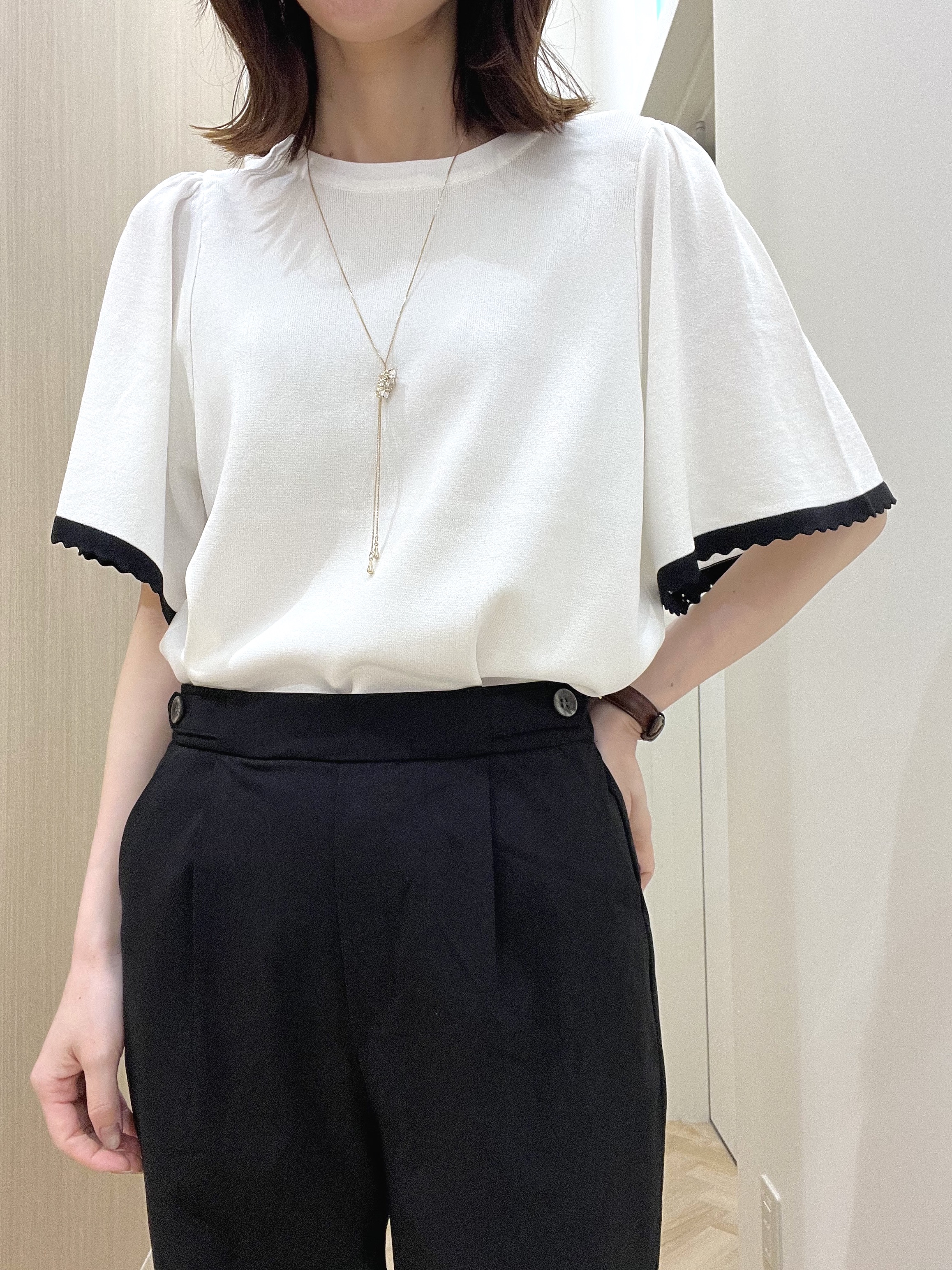  おまつさんの「grove｜高評価！【シリーズ累計36万枚！名品ニット】やわらかドライタッチ スカラップスリーブニット」を使ったコーディネート