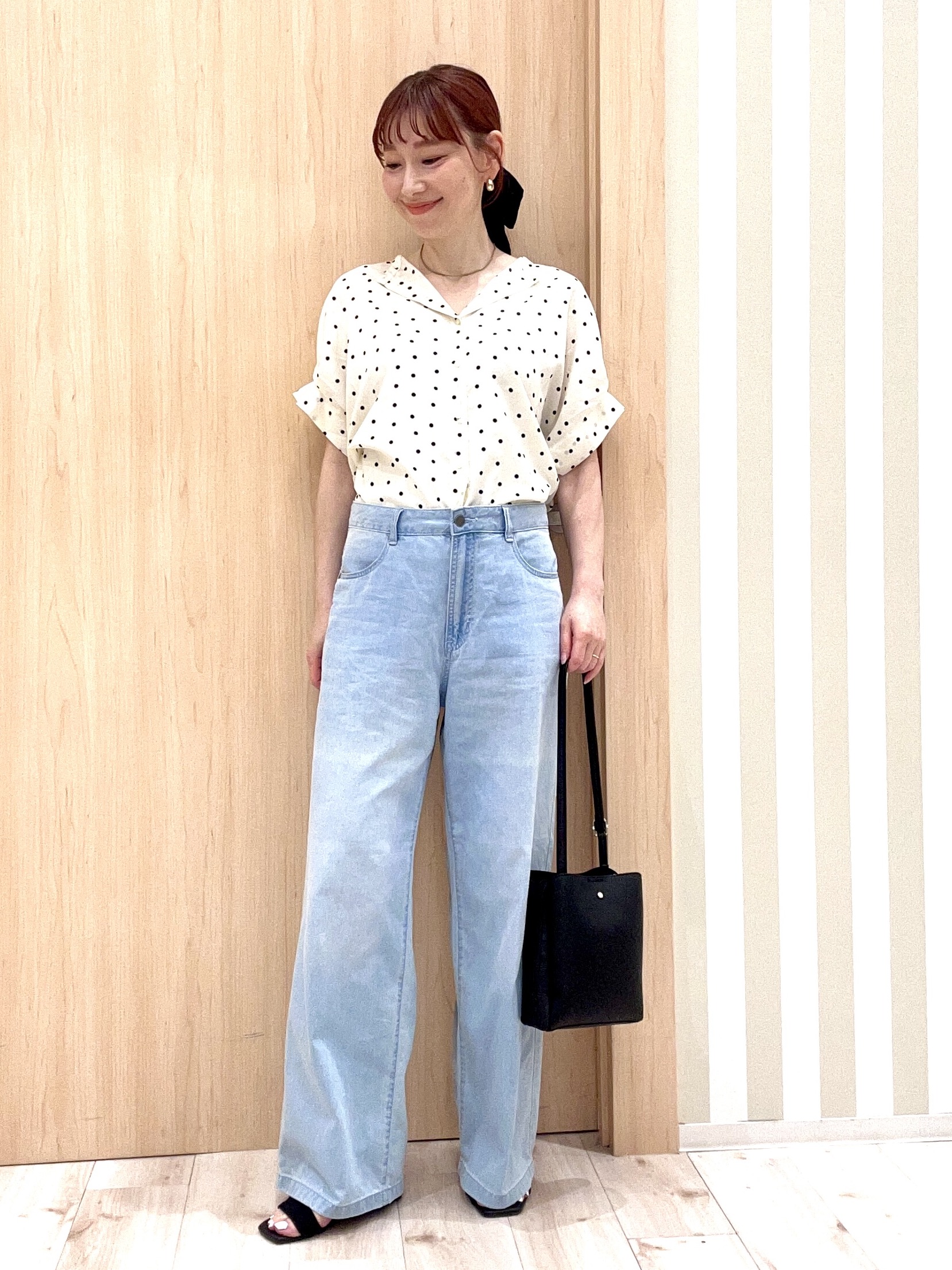 ririさんの「SHOO･LA･RUE｜【洗濯機可／洗濯後しわになりにくい】大人の甘さをプラスする ドット柄袖タックブラウス」を使ったコーディネート