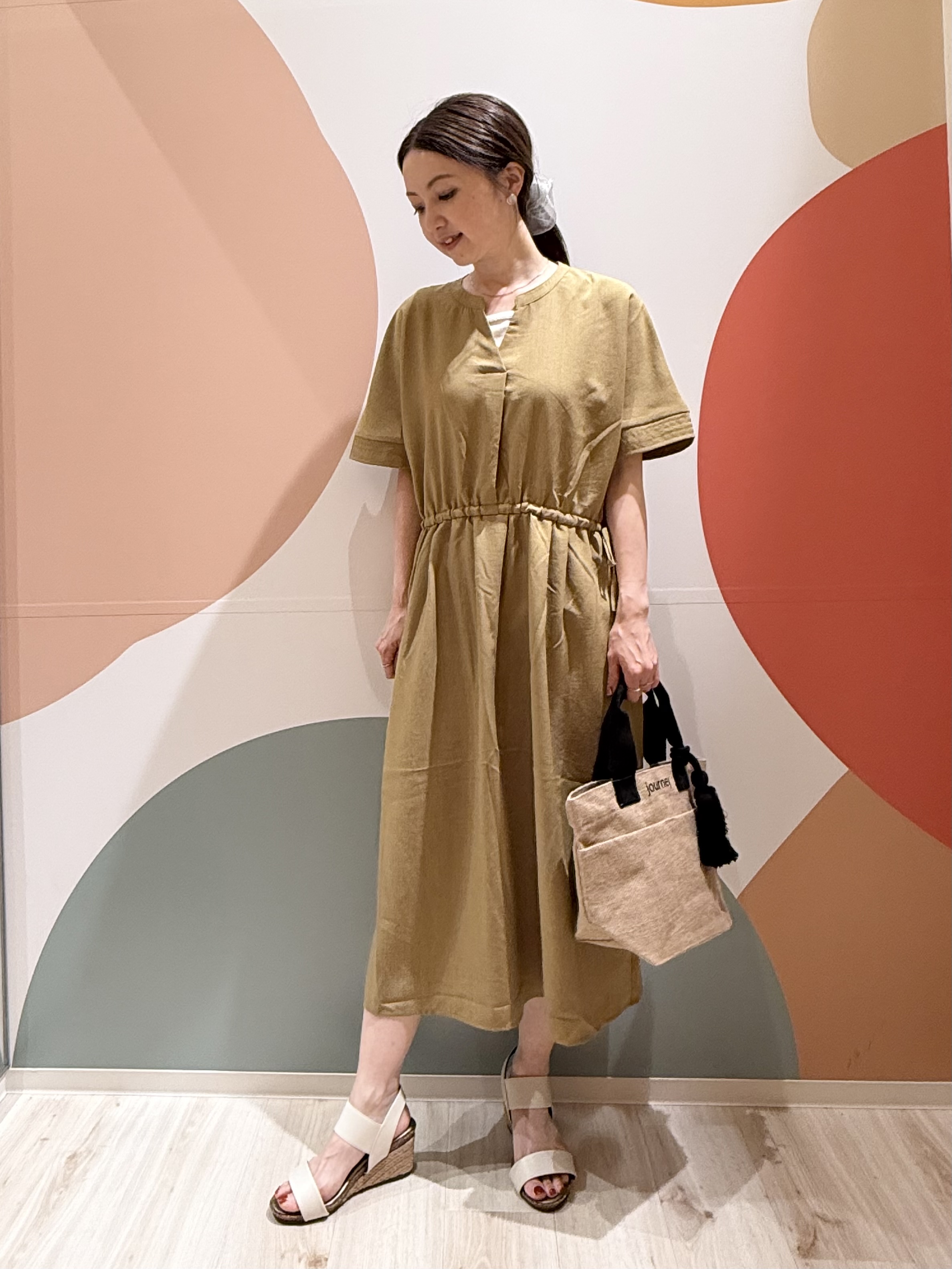 長女さんの「SHOO･LA･RUE｜【洗濯機可/体型カバー】ウエストシャーリングで女性らしく 麻調スキッパーサイドリボンワンピース」を使ったコーディネート