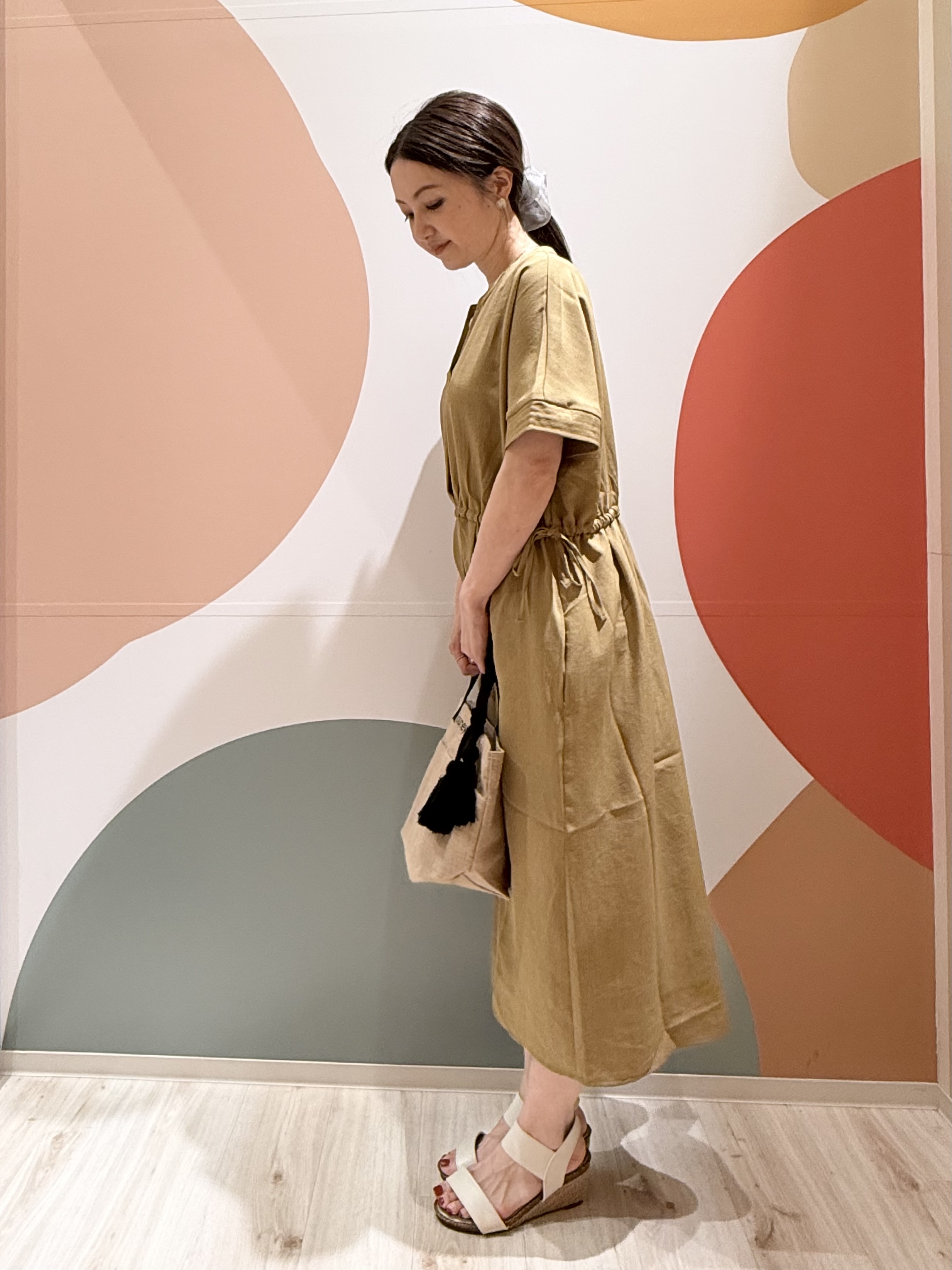 長女さんの「SHOO･LA･RUE｜【洗濯機可/体型カバー】ウエストシャーリングで女性らしく 麻調スキッパーサイドリボンワンピース」を使ったコーディネート
