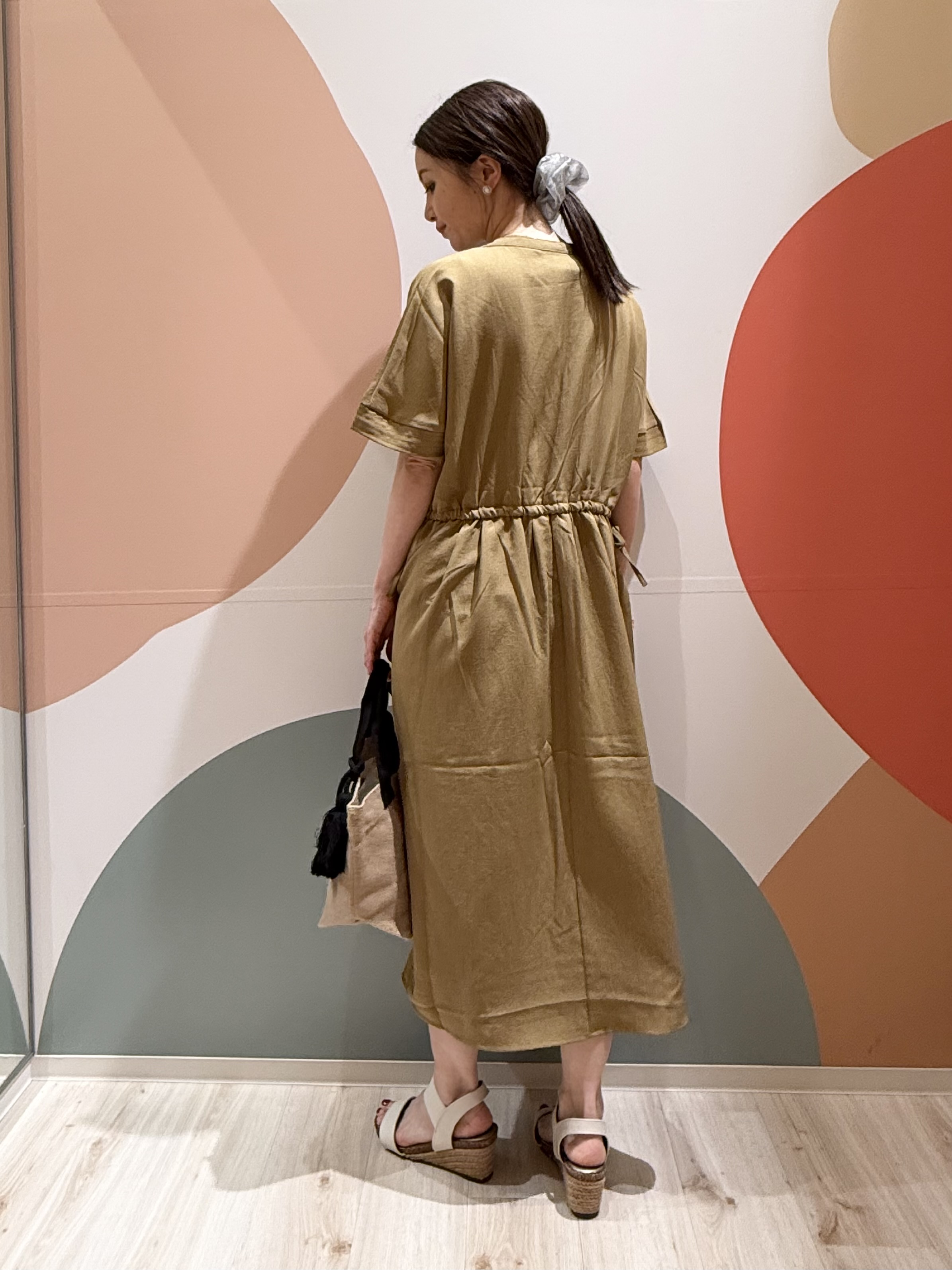 長女さんの「SHOO･LA･RUE｜【洗濯機可/体型カバー】ウエストシャーリングで女性らしく 麻調スキッパーサイドリボンワンピース」を使ったコーディネート