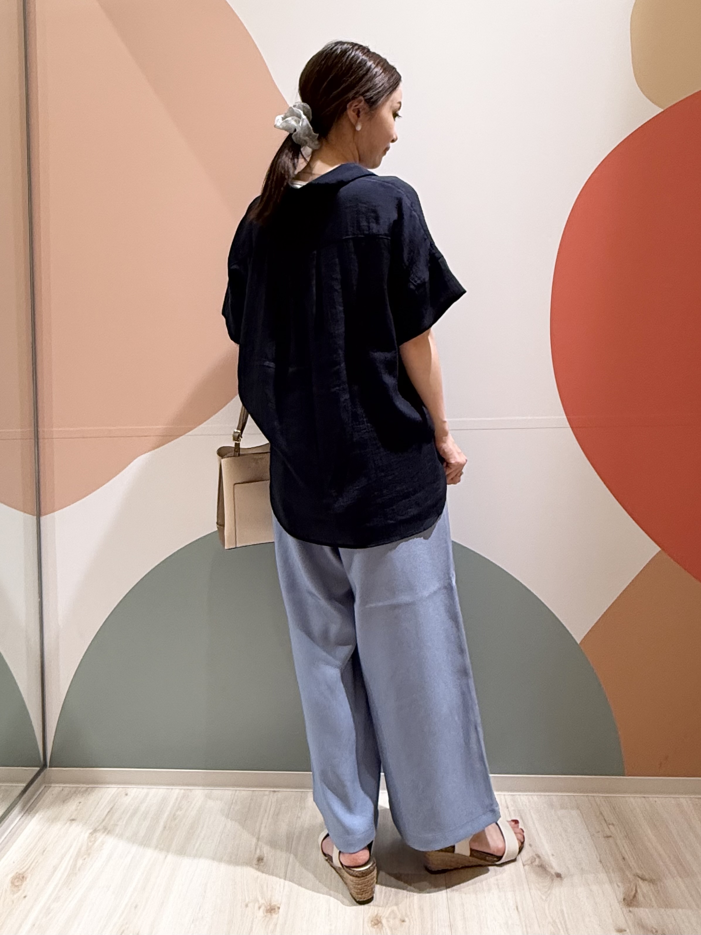 長女さんの「SHOO･LA･RUE｜【2点セット/S-LL/洗濯機可】時短でコーデ決まる スラブスキッパーシャツ＋タンクトップ」を使ったコーディネート