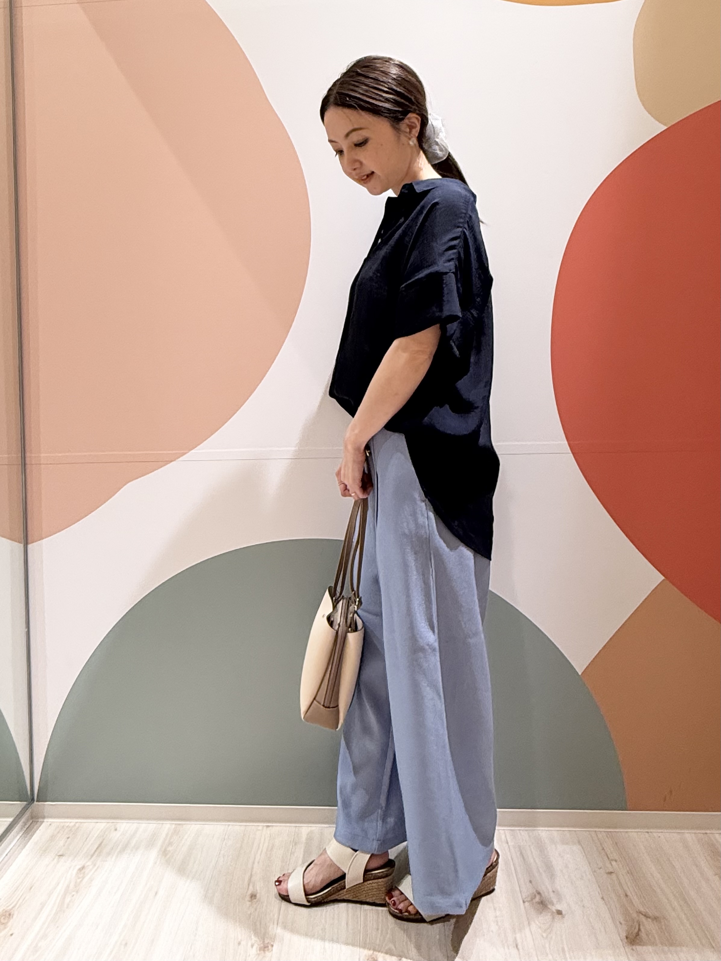 長女さんの「SHOO･LA･RUE｜【2点セット/S-LL/洗濯機可】時短でコーデ決まる スラブスキッパーシャツ＋タンクトップ」を使ったコーディネート