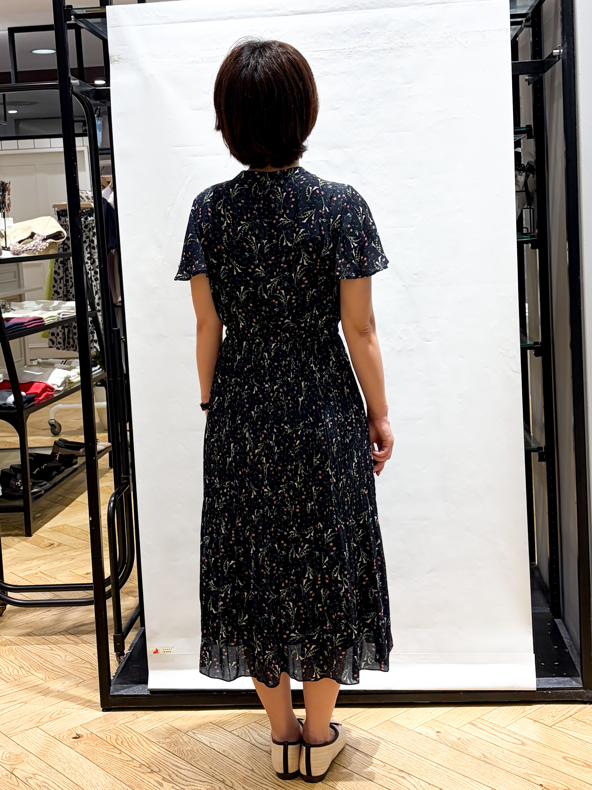 グッチさんの「index｜◆【日比谷花壇コラボ】ラッフルタイプリーツワンピース【防シワ/洗濯機OK】」を使ったコーディネート