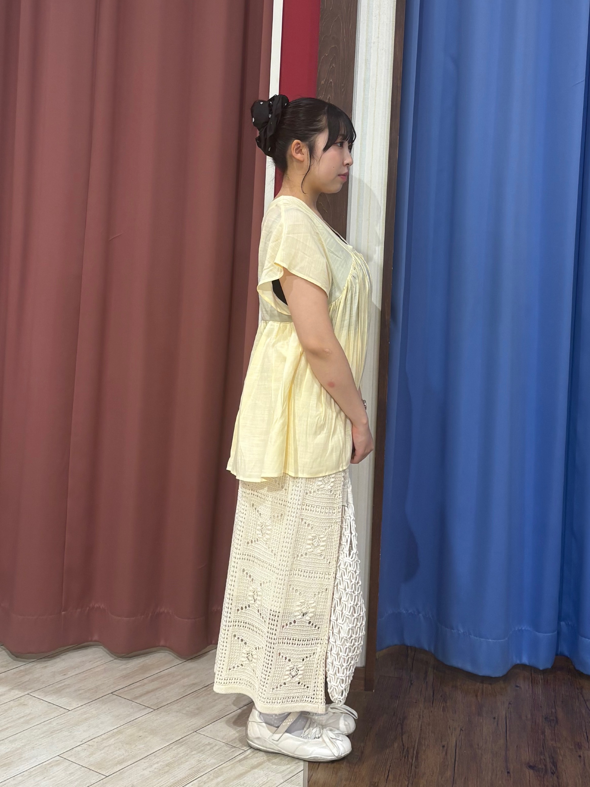 SAKUさんの「SHOO･LA･RUE｜【S-LL/洗濯機可/UV/体型カバー】インせず着られる Vネックギャザーブラウス」を使ったコーディネート