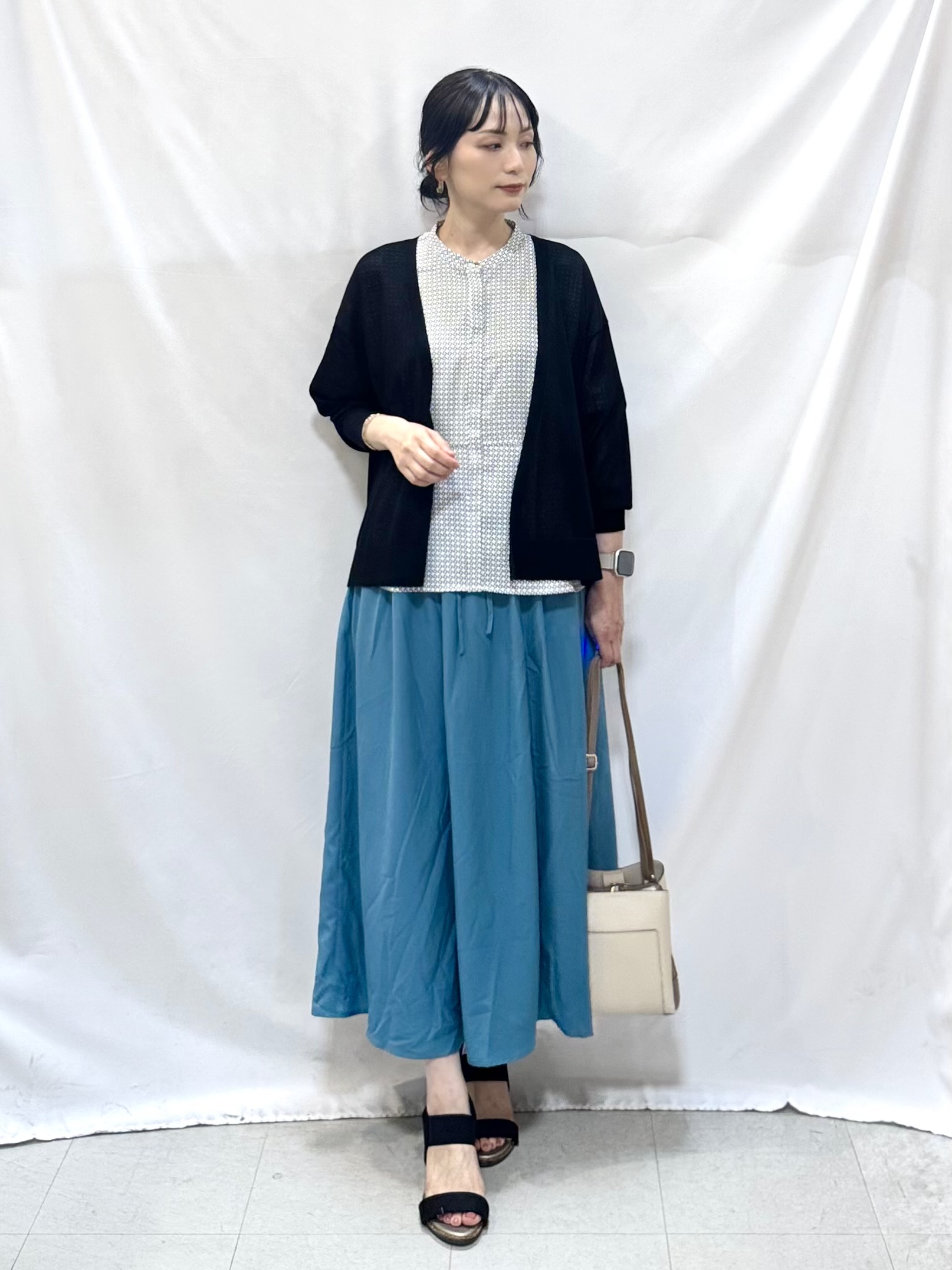 𝐇𝐢𝐫𝐨𝐦𝐢さんの「SHOO･LA･RUE｜【洗濯機可/S-LL】オンにもオフにも マルチに使えるボタンレスカーディガン」を使ったコーディネート