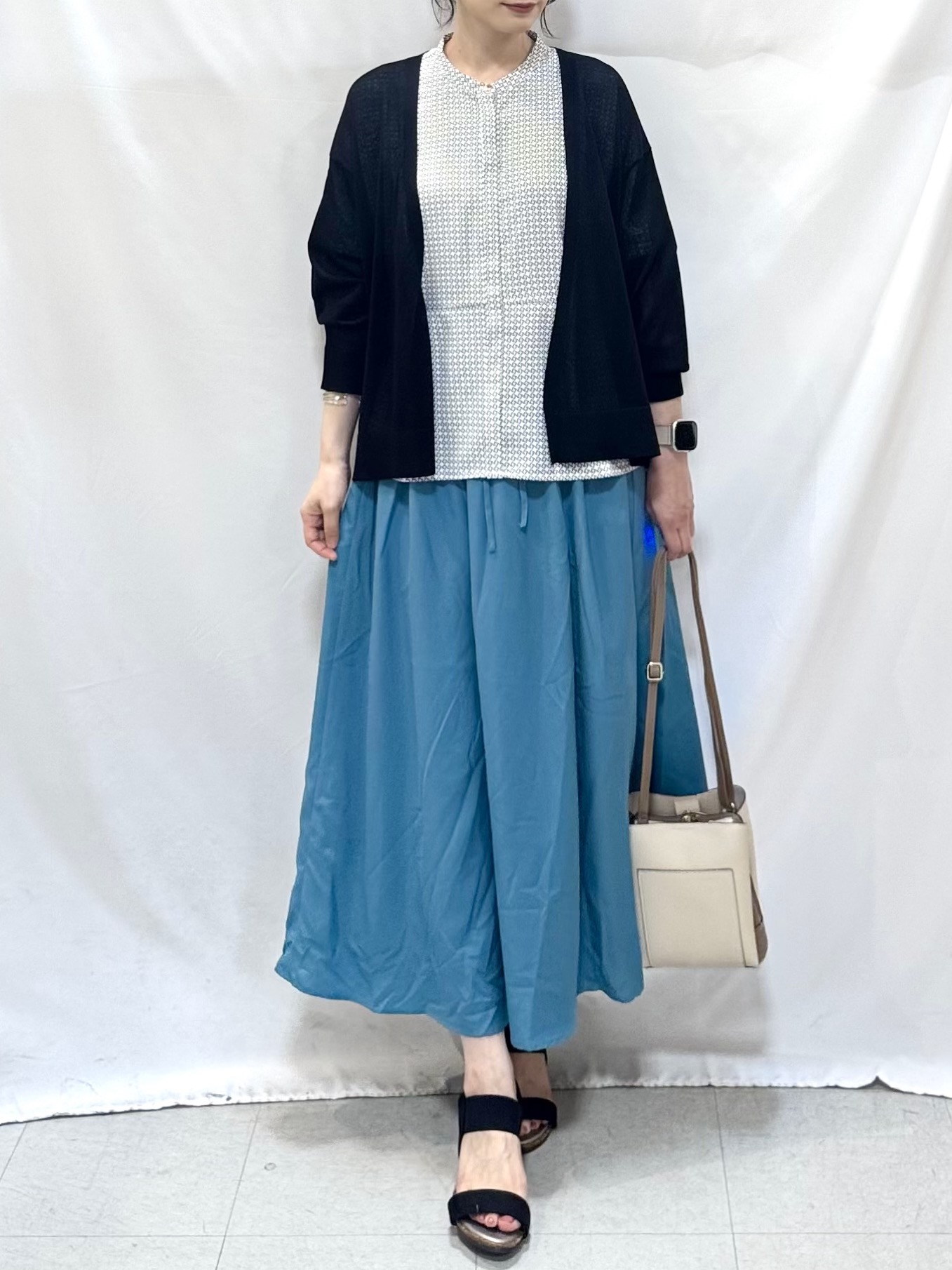 𝐇𝐢𝐫𝐨𝐦𝐢さんの「SHOO･LA･RUE｜【洗濯機可/S-LL】オンにもオフにも マルチに使えるボタンレスカーディガン」を使ったコーディネート