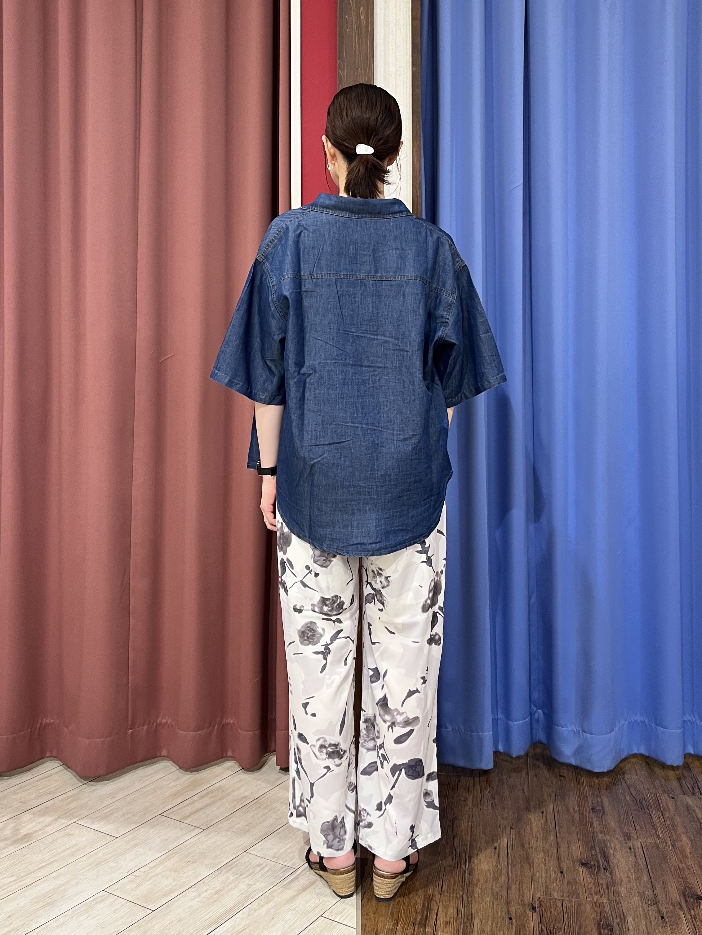 muさんの「SHOO･LA･RUE｜【汗じみ防止/S-LL/体型カバー/洗濯機可】汗じみが気になりにくい 大人の刺繍ロゴTシャツ」を使ったコーディネート