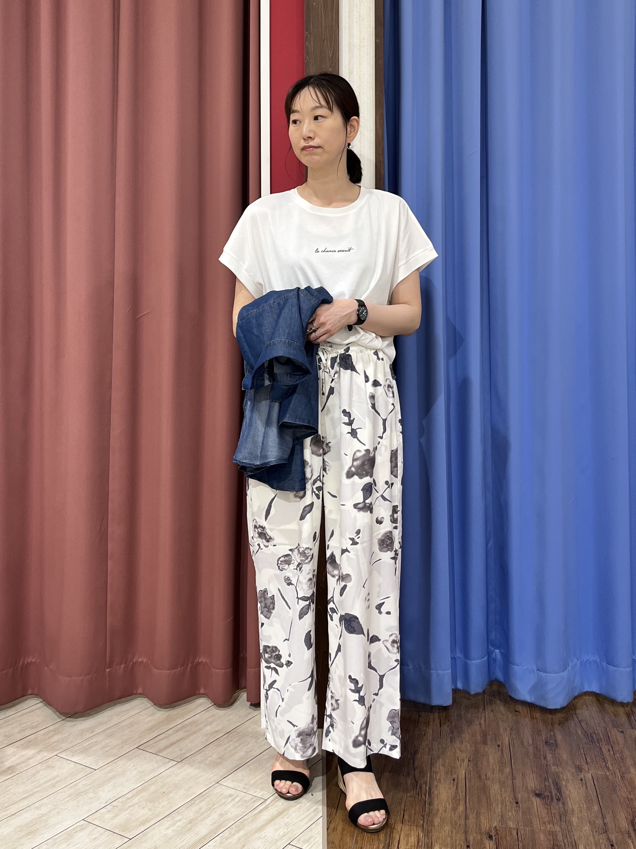 muさんの「SHOO･LA･RUE｜【汗じみ防止/S-LL/体型カバー/洗濯機可】汗じみが気になりにくい 大人の刺繍ロゴTシャツ」を使ったコーディネート