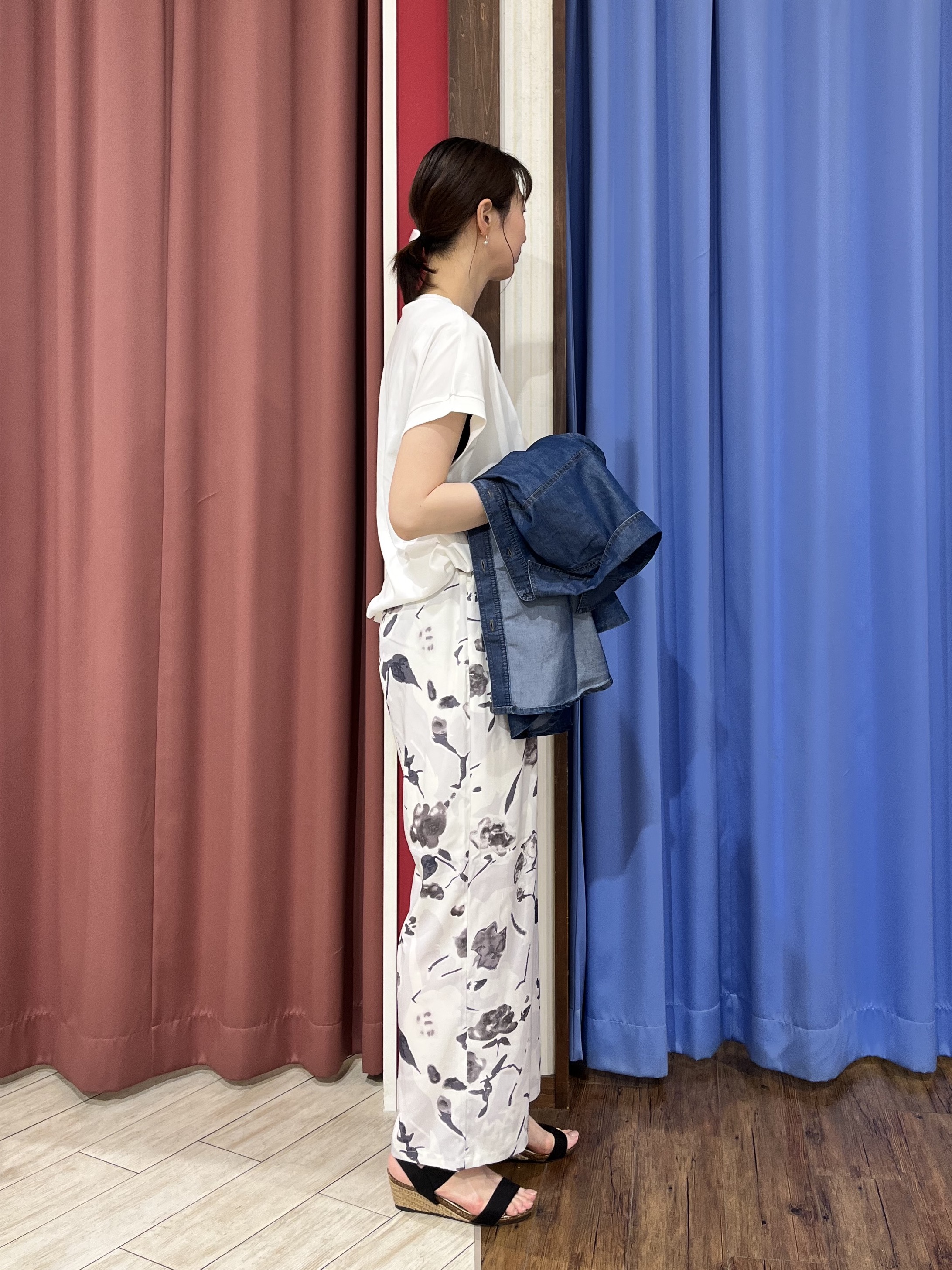muさんの「SHOO･LA･RUE｜【汗じみ防止/S-LL/体型カバー/洗濯機可】汗じみが気になりにくい 大人の刺繍ロゴTシャツ」を使ったコーディネート