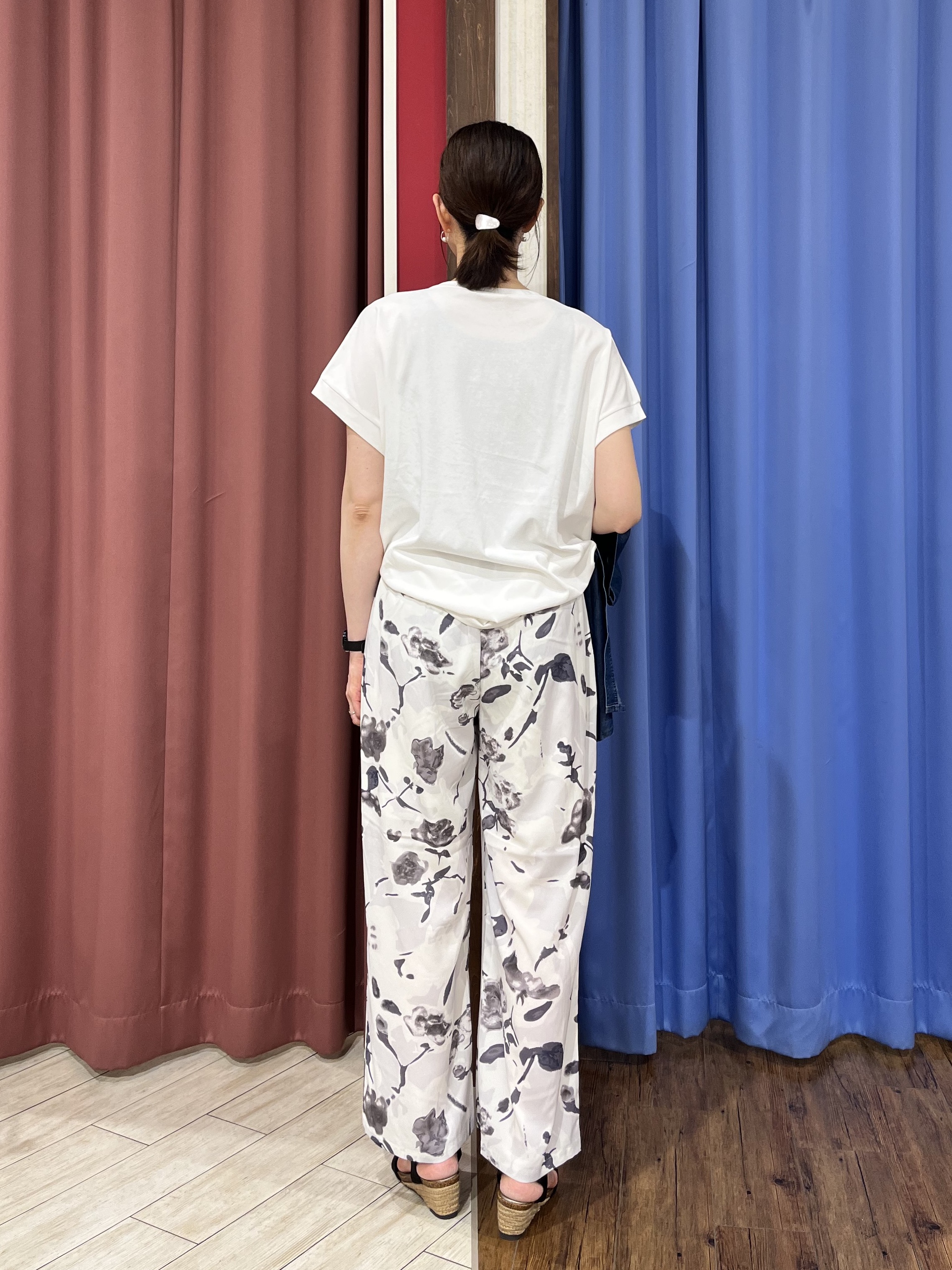 muさんの「SHOO･LA･RUE｜【汗じみ防止/S-LL/体型カバー/洗濯機可】汗じみが気になりにくい 大人の刺繍ロゴTシャツ」を使ったコーディネート