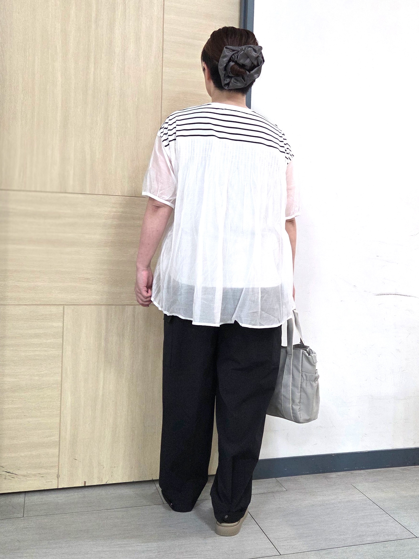 にゃみさんの「grove｜【UVカット】体型カバー叶う、バックプリーツTシャツ」を使ったコーディネート