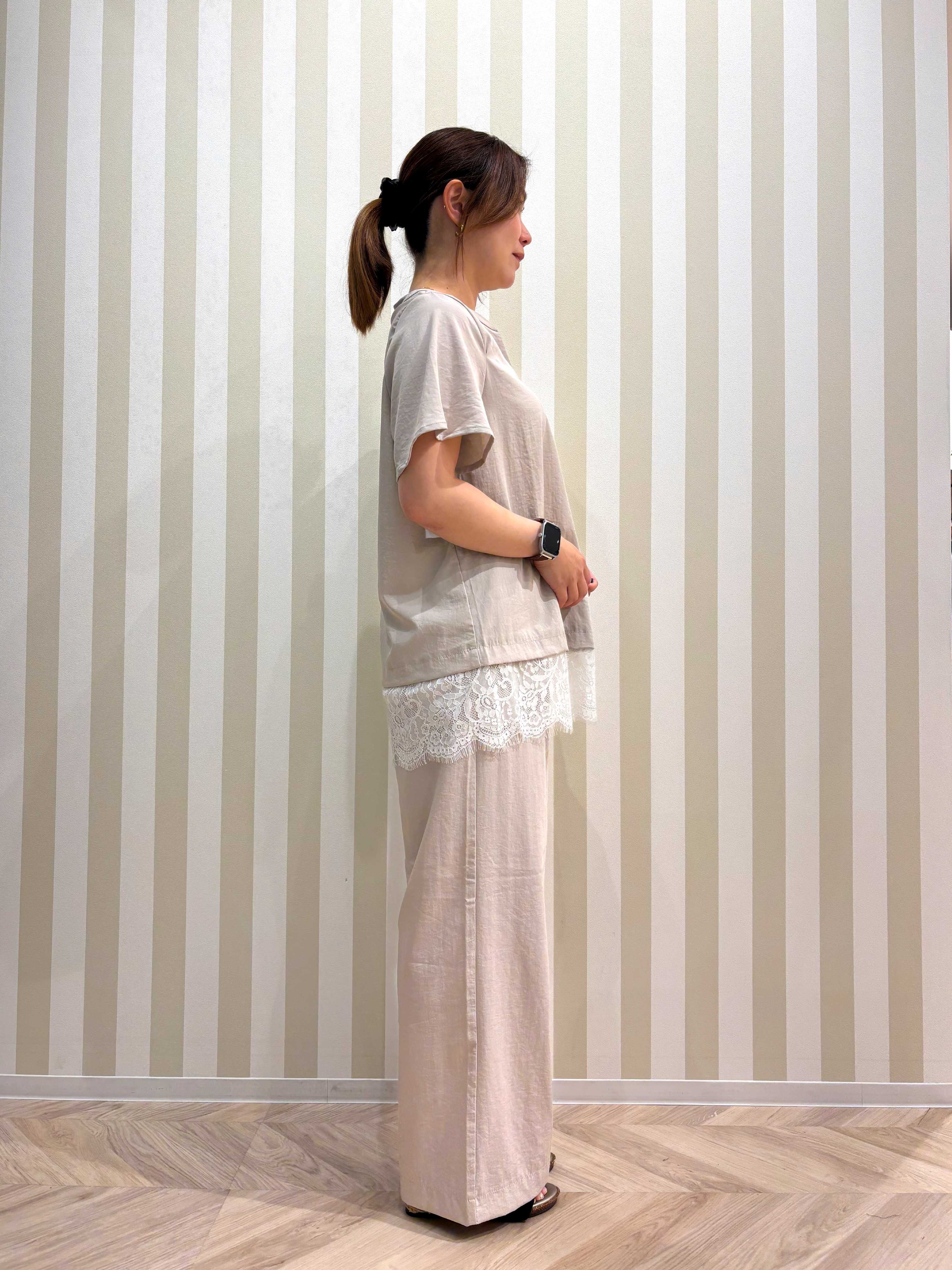 ナギさんの「SHOO･LA･RUE｜【S-LL/洗濯機可】軽凛(かろりん) 楽に着られて上品 裾レーススキッパーブラウス」を使ったコーディネート