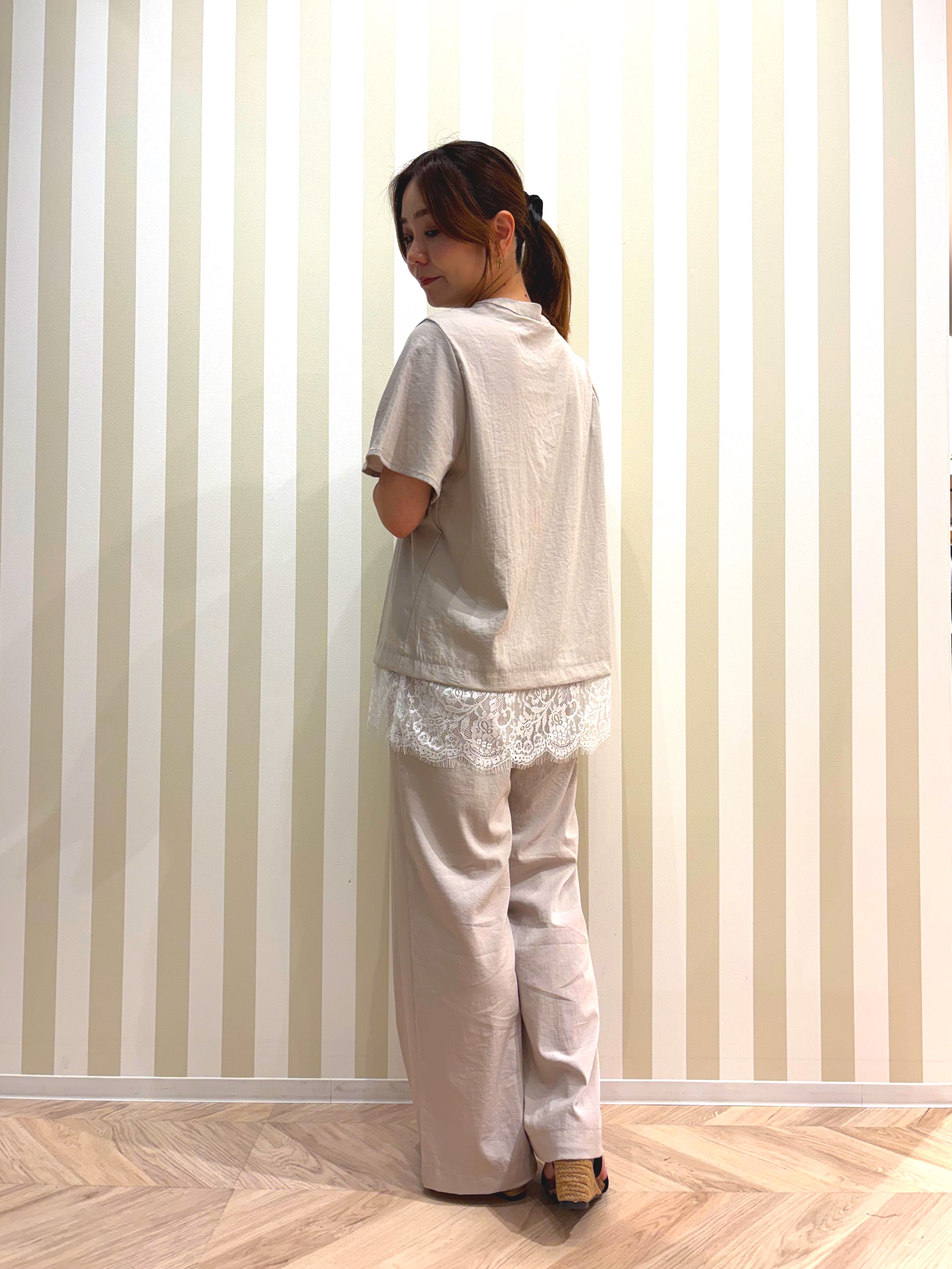 ナギさんの「SHOO･LA･RUE｜【S-LL/洗濯機可】軽凛(かろりん) 楽に着られて上品 裾レーススキッパーブラウス」を使ったコーディネート