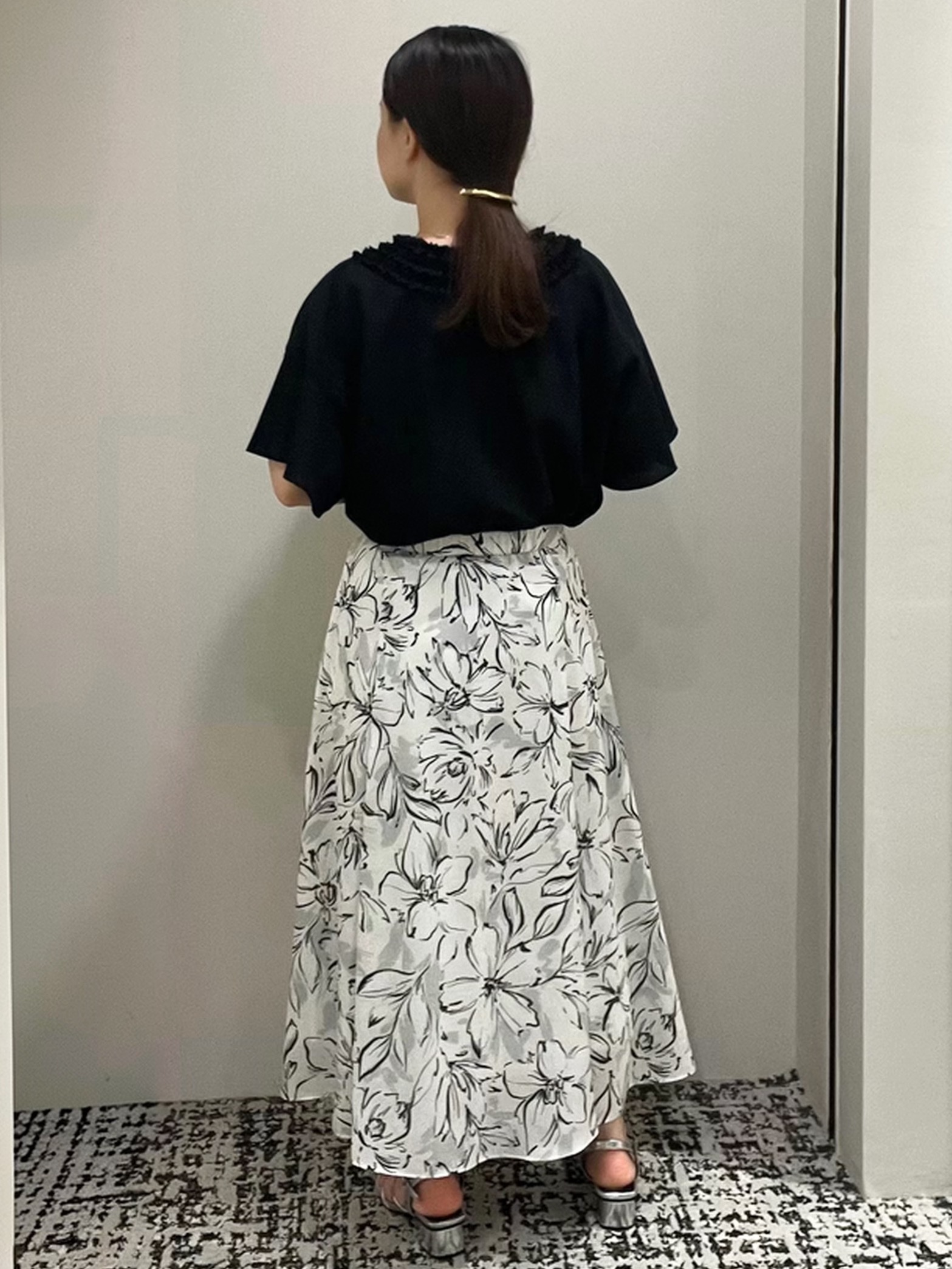 ELENAさんの「UNTITLED｜【接触冷感/通気性/洗える】Vネックフリルブラウス」を使ったコーディネート