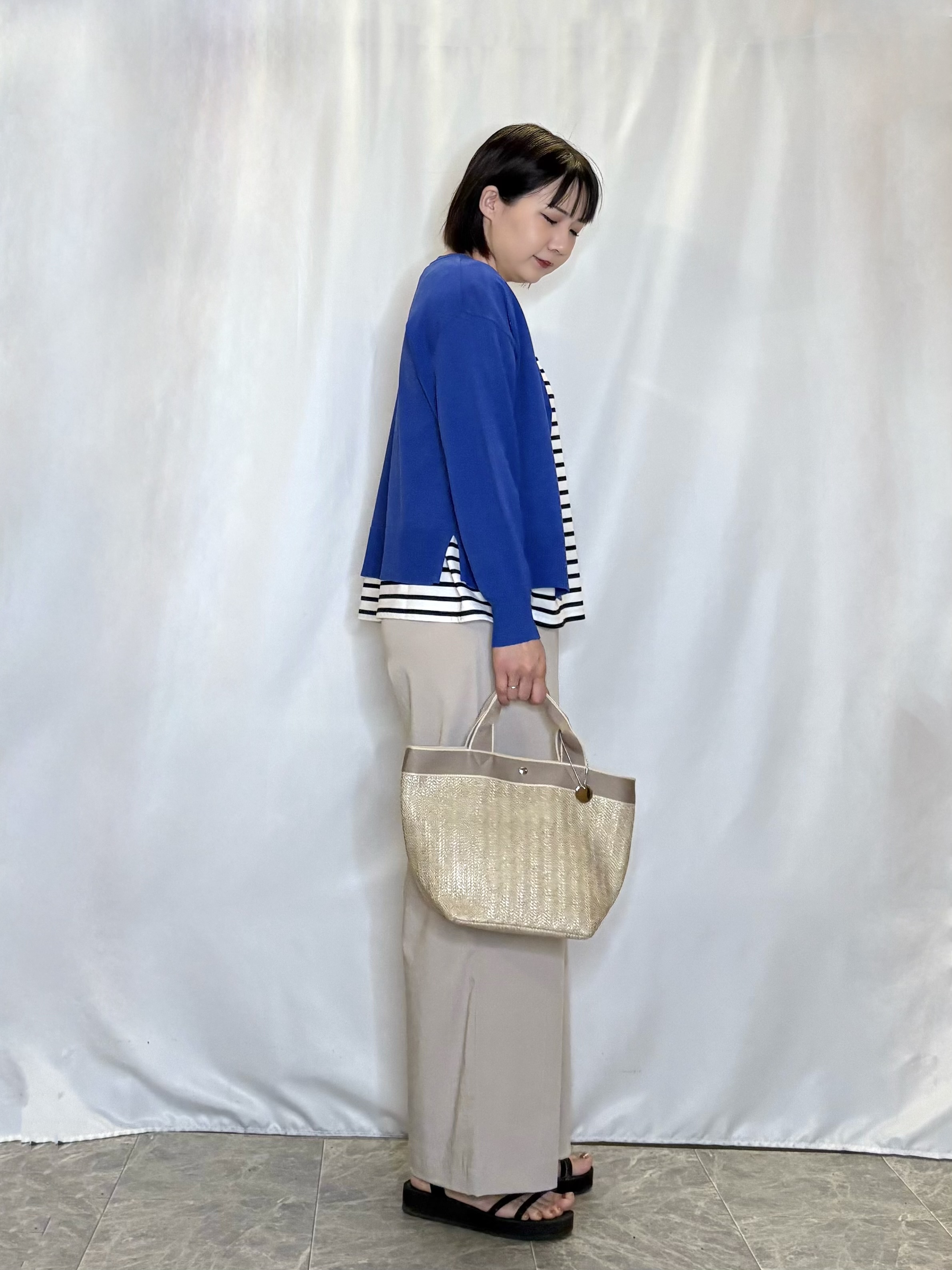 ネリさんの「SHOO･LA･RUE｜【洗濯機可/UV】さらっとしたタッチが心地よい ショート丈 Vネックカーディガン」を使ったコーディネート