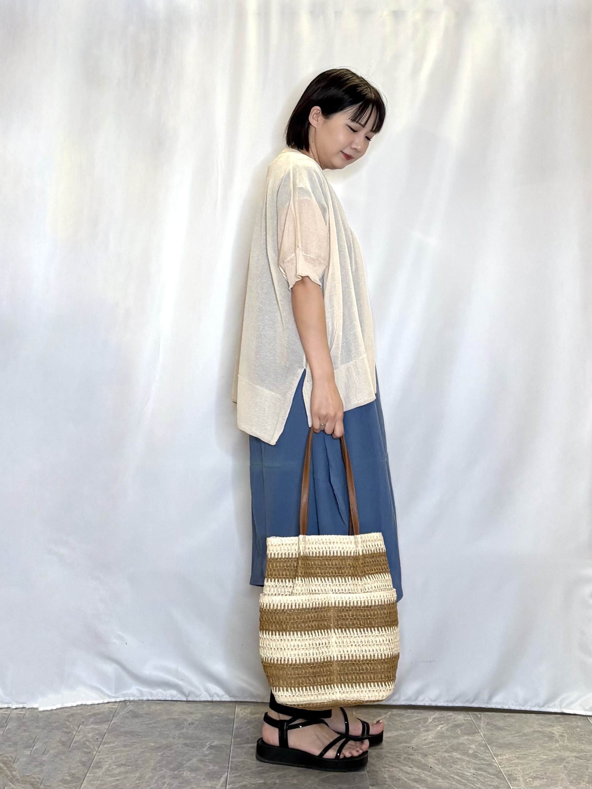 ネリさんの「SHOO･LA･RUE｜【洗濯機可/体型カバー】上品ラメがきらめく シアーポンチョ風カーディガン」を使ったコーディネート