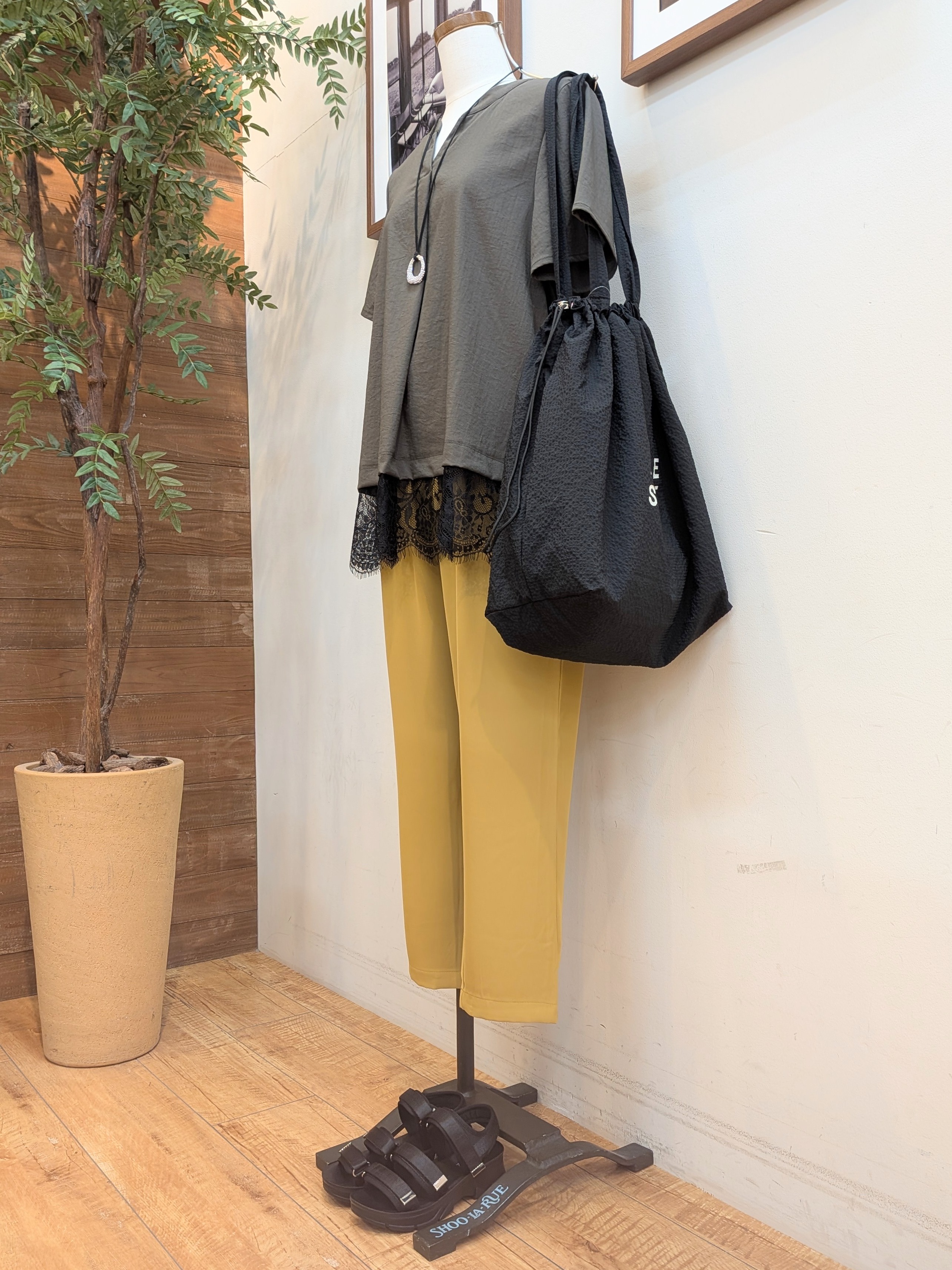 うっちーさんの「SHOO･LA･RUE｜【S-LL/洗濯機可】軽凛(かろりん) 楽に着られて上品 裾レーススキッパーブラウス」を使ったコーディネート