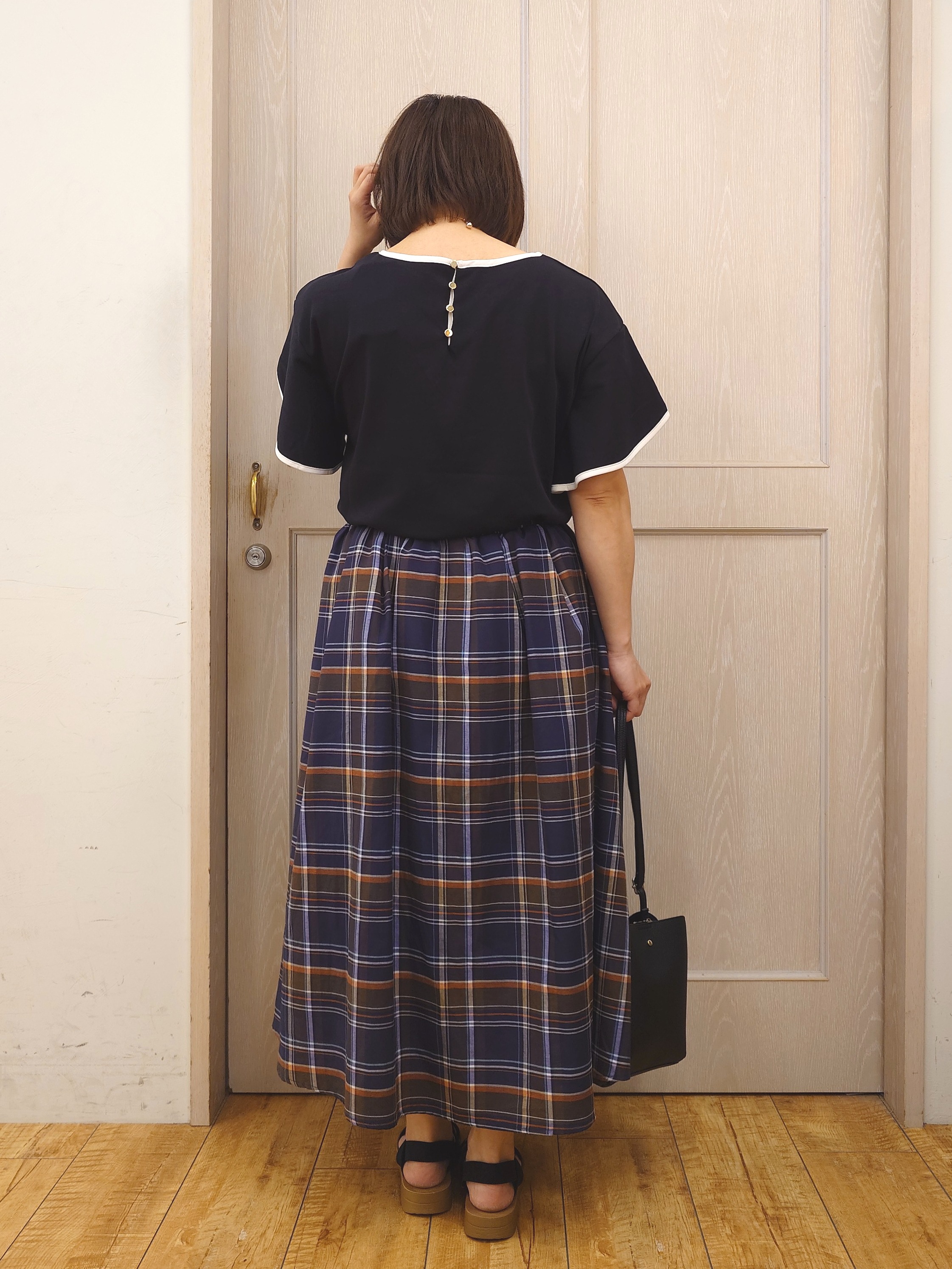 とろろさんの「SHOO･LA･RUE｜【洗濯機可/S-LL】配色パイピング フレアスリーブトップス」を使ったコーディネート