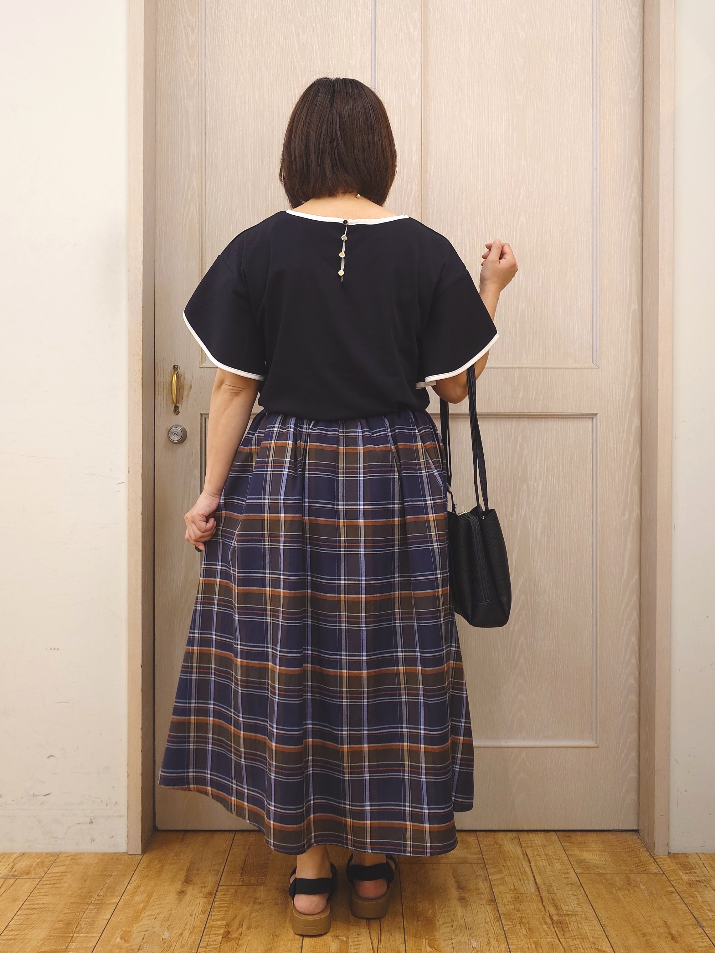 とろろさんの「SHOO･LA･RUE｜【洗濯機可/S-LL】配色パイピング フレアスリーブトップス」を使ったコーディネート