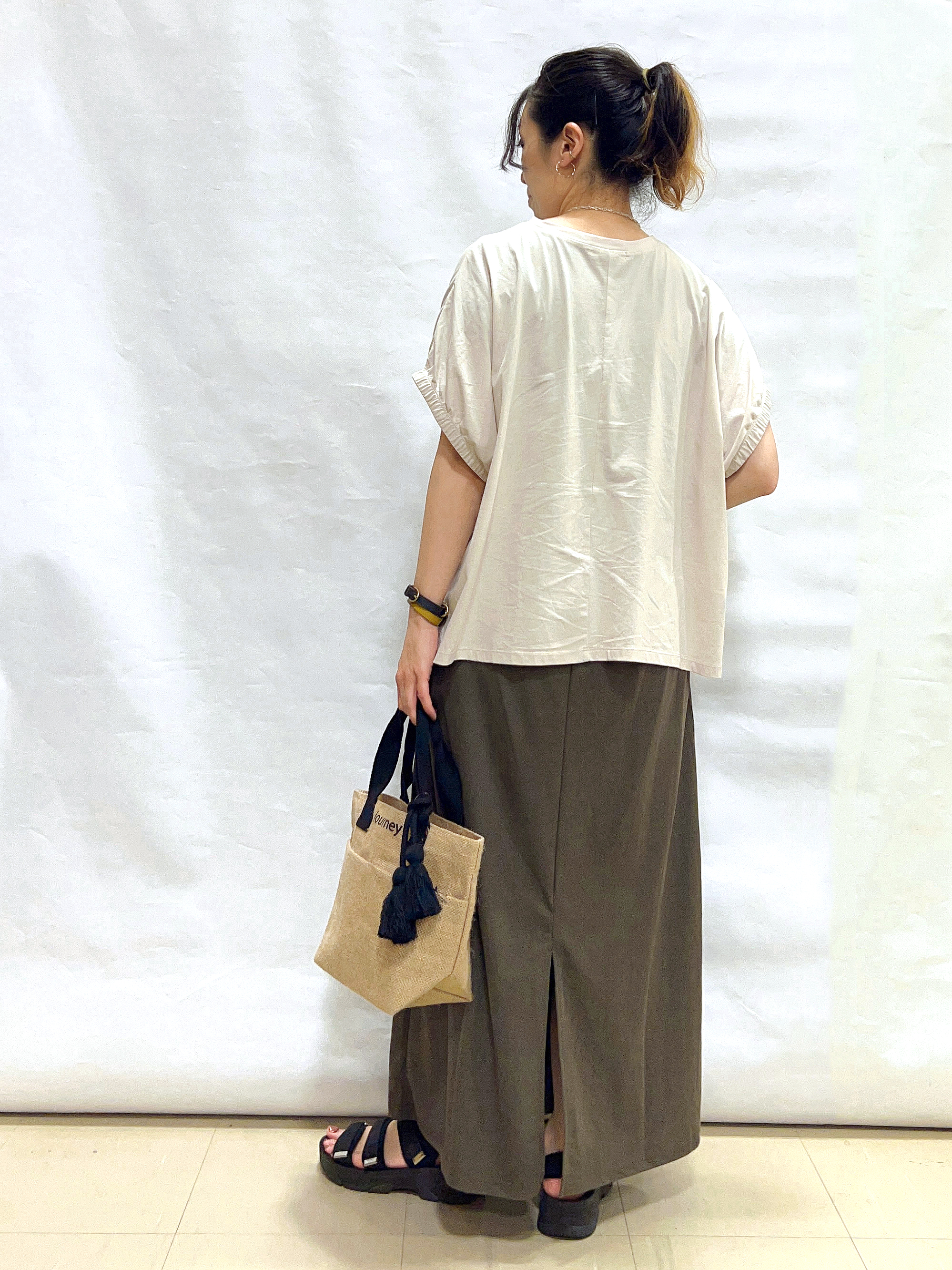 まっつんさんの「SHOO･LA･RUE｜【洗濯機可】シンプルにこなれて見せる お袖ギャザードルマンTシャツ」を使ったコーディネート