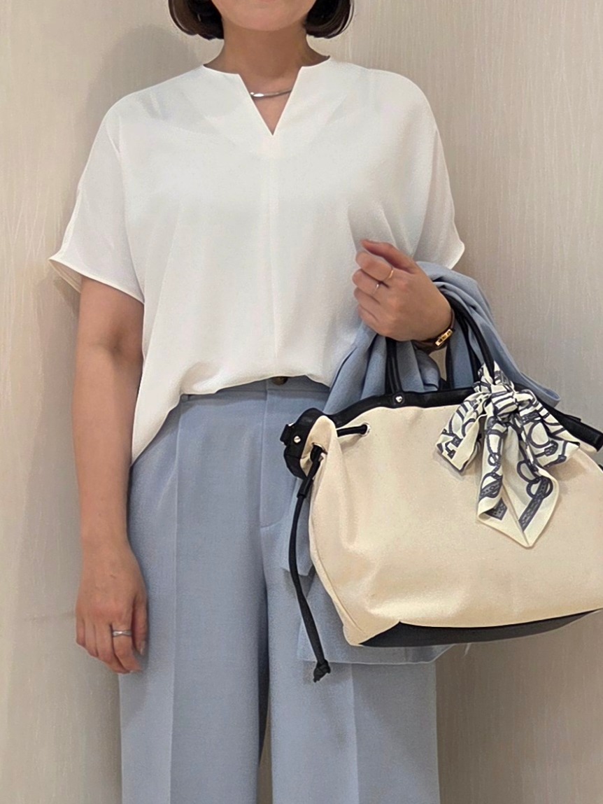 naokoさんの「UNTITLED｜【UV/接触冷感/セットアップ可】リラクシーキーVネックブラウス」を使ったコーディネート