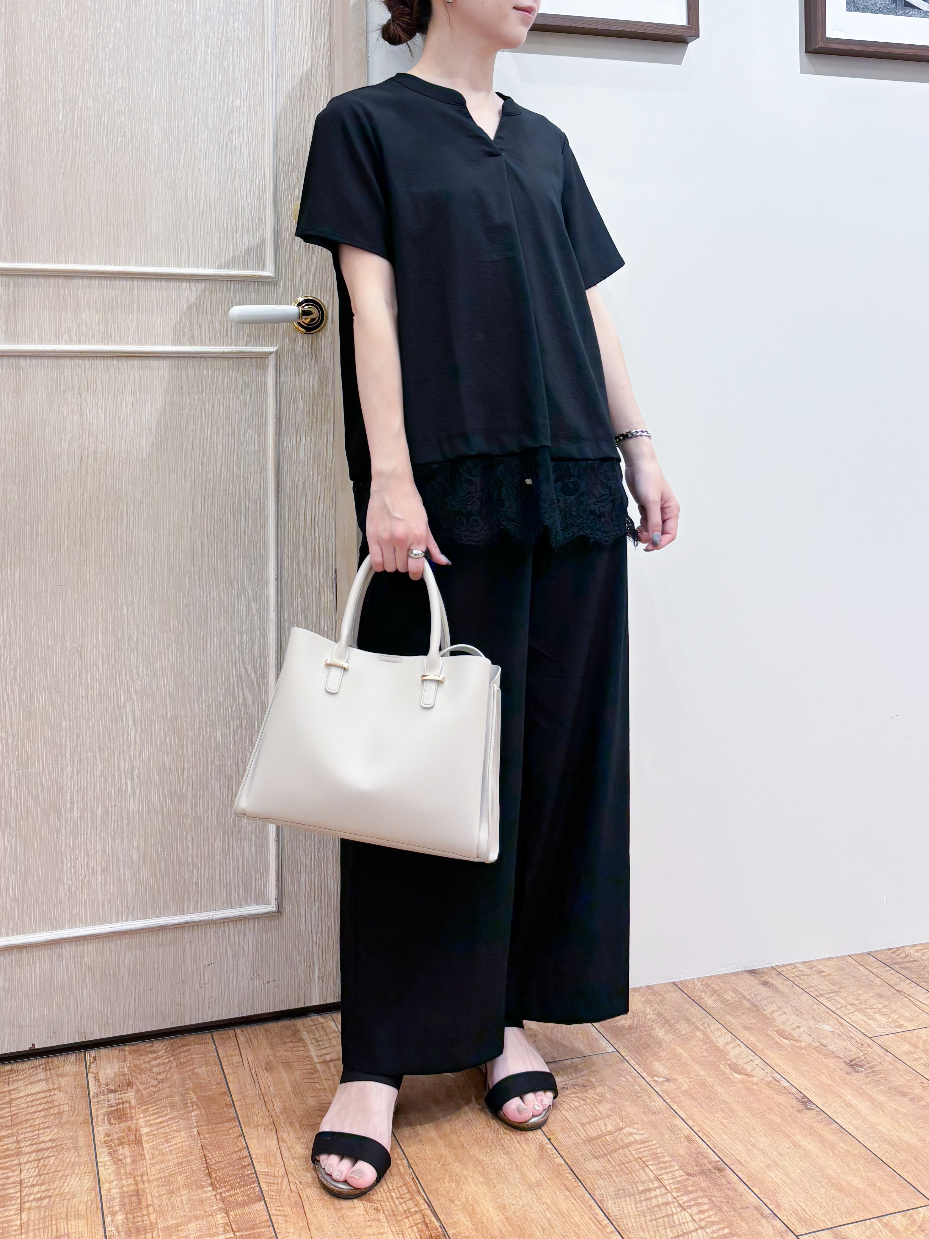 なみさんの「SHOO･LA･RUE｜【S-LL/洗濯機可】軽凛(かろりん) 楽に着られて上品 裾レーススキッパーブラウス」を使ったコーディネート