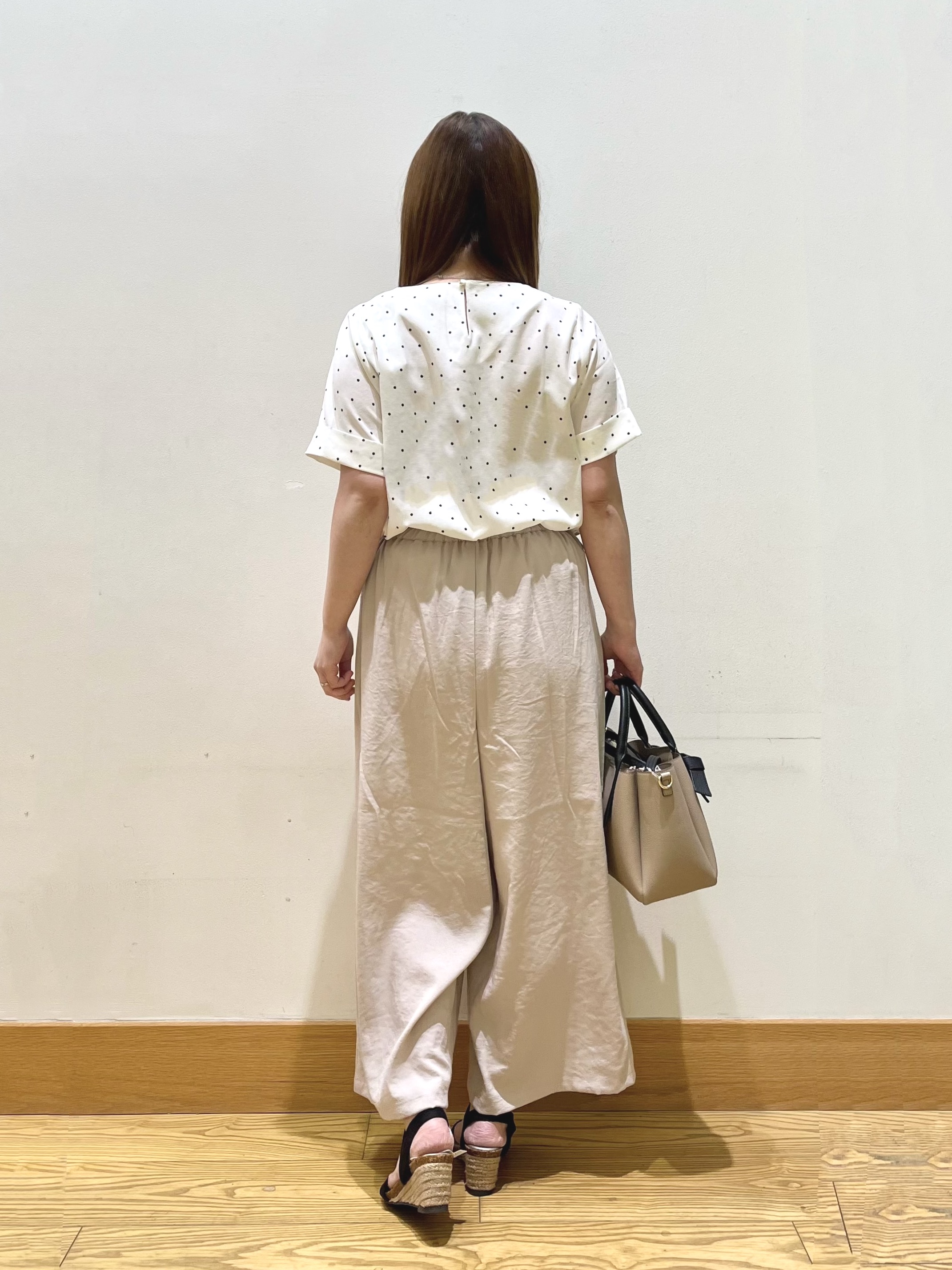 ゆっきーさんの「SHOO･LA･RUE｜【通勤/S-LL/洗濯機可】ゴールドパーツがアクセント アクセサリーいらずのドット柄ブラウス」を使ったコーディネート