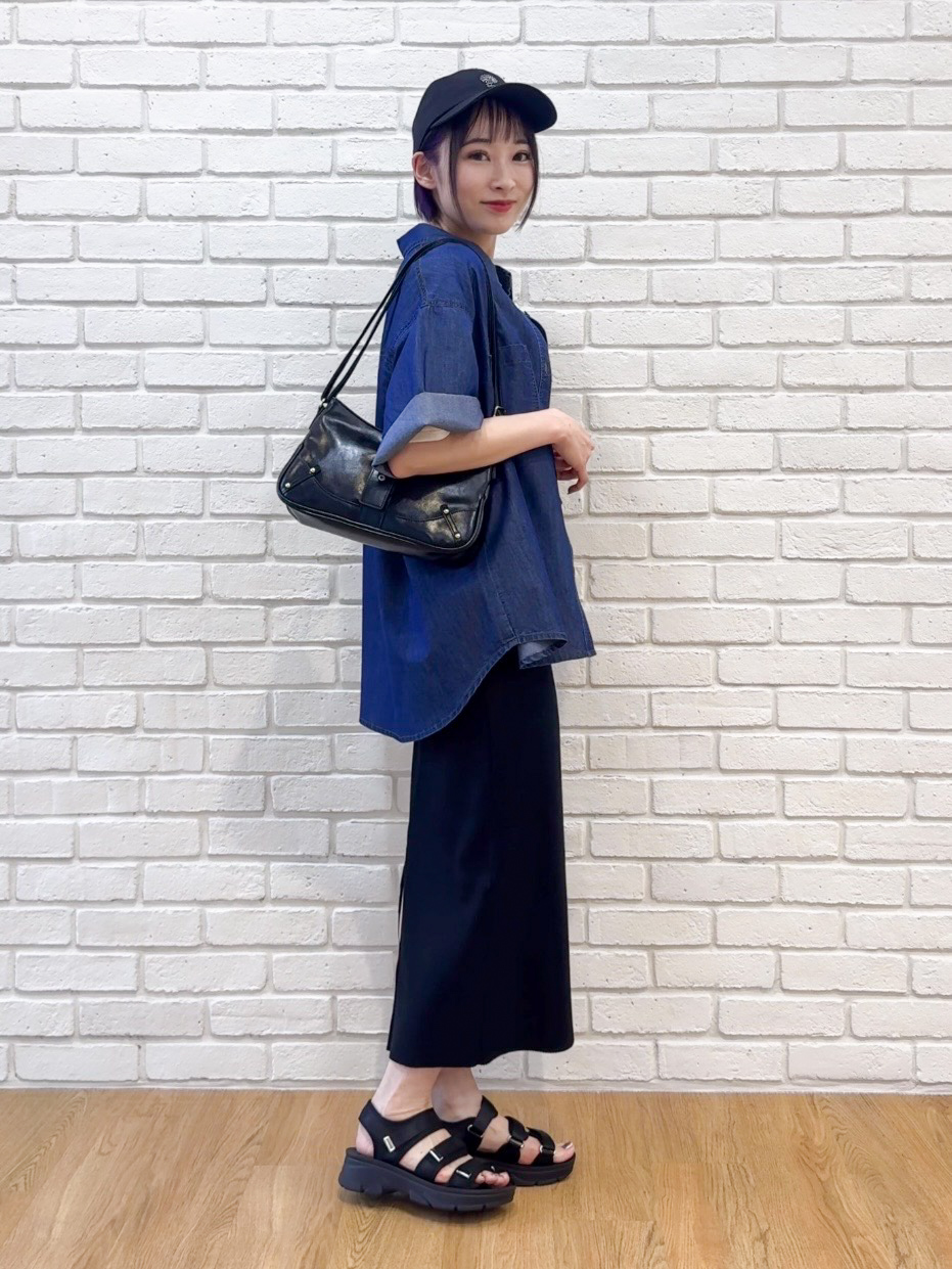 𝐜𝐡𝐢𝐤𝐚さんの「SHOO･LA･RUE｜【セットアップ可/S-LL】ライトオンスデニム 5分袖シャツ」を使ったコーディネート