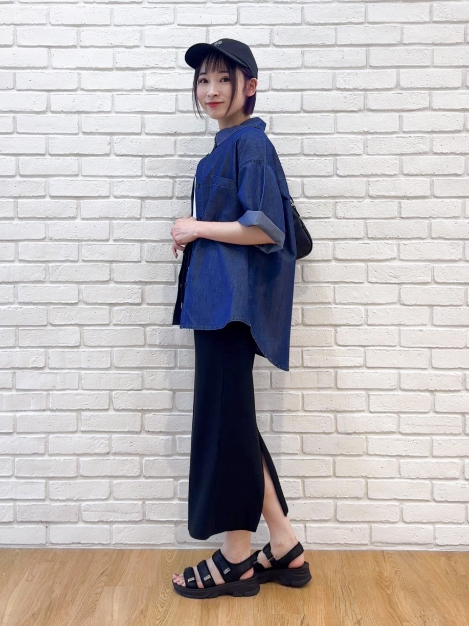 𝐜𝐡𝐢𝐤𝐚さんの「SHOO･LA･RUE｜【セットアップ可/S-LL】ライトオンスデニム 5分袖シャツ」を使ったコーディネート