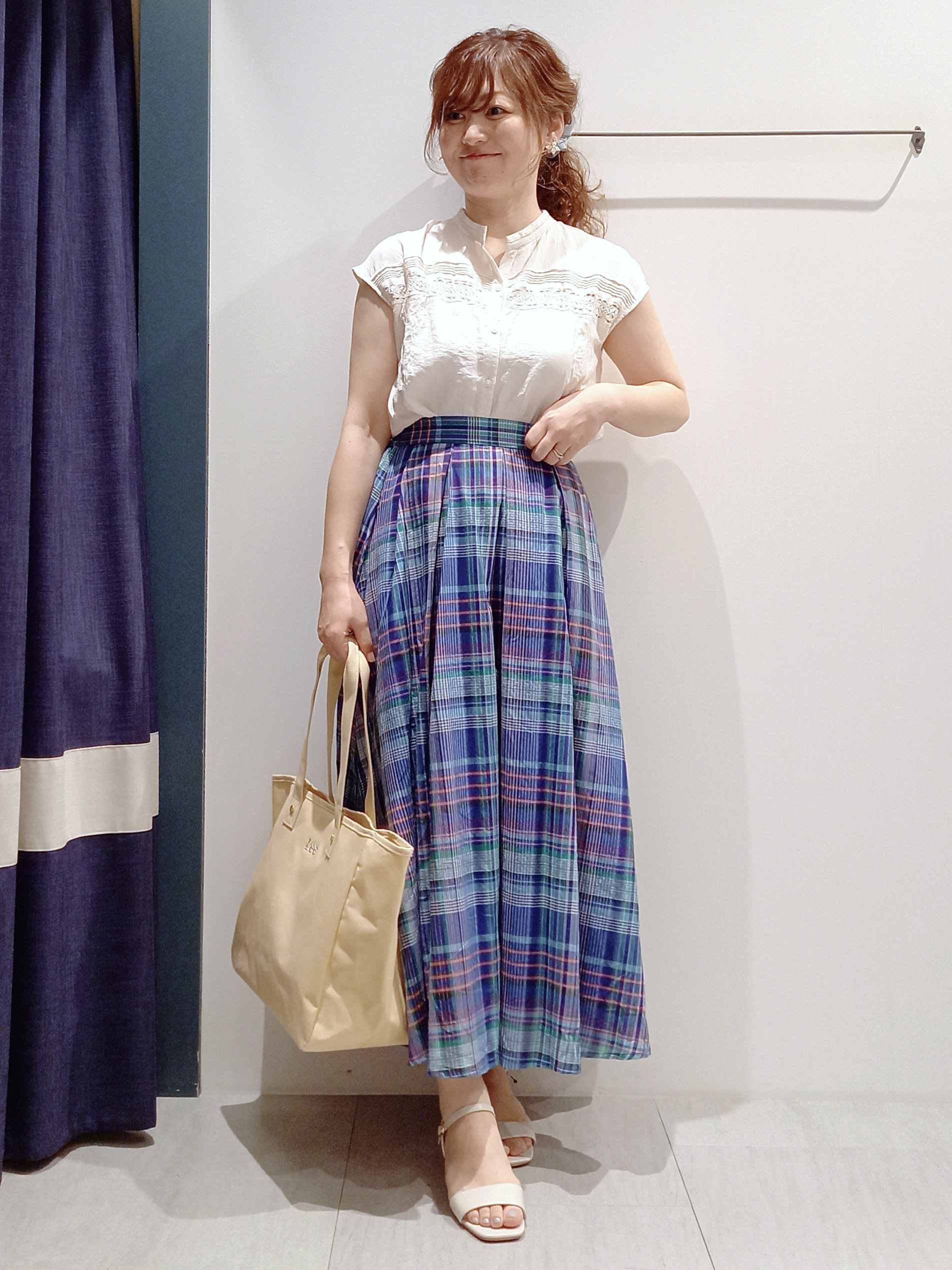 miiさんの「grove｜【洗える・ON/OFF使える】繊細レースが引き立つ、フレンチ袖ブラウス」を使ったコーディネート