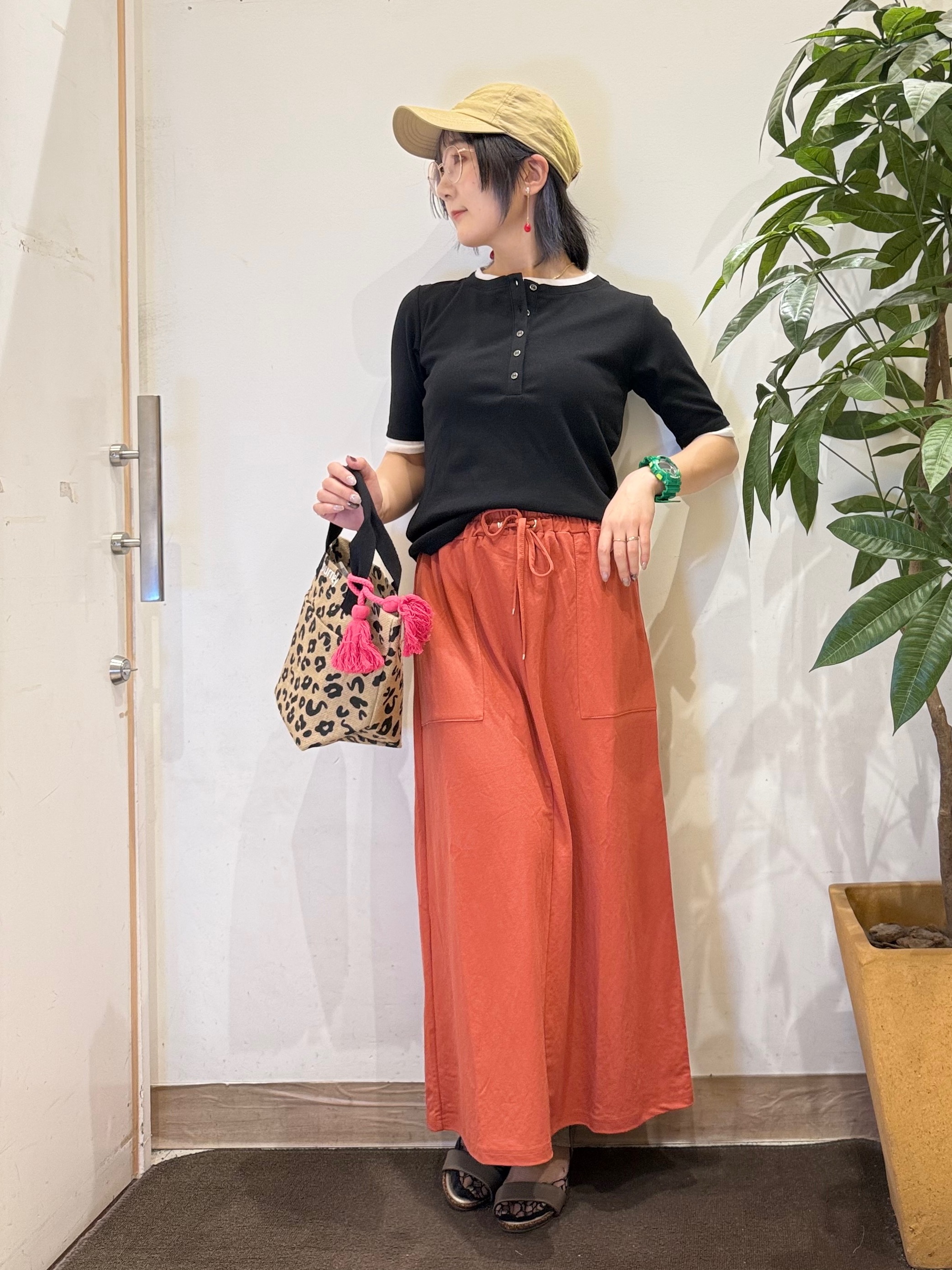misakiさんの「SHOO･LA･RUE｜【S-LL/洗濯機可】二の腕隠れる 配色レイヤード風 ヘンリーネック5分袖Tシャツ」を使ったコーディネート