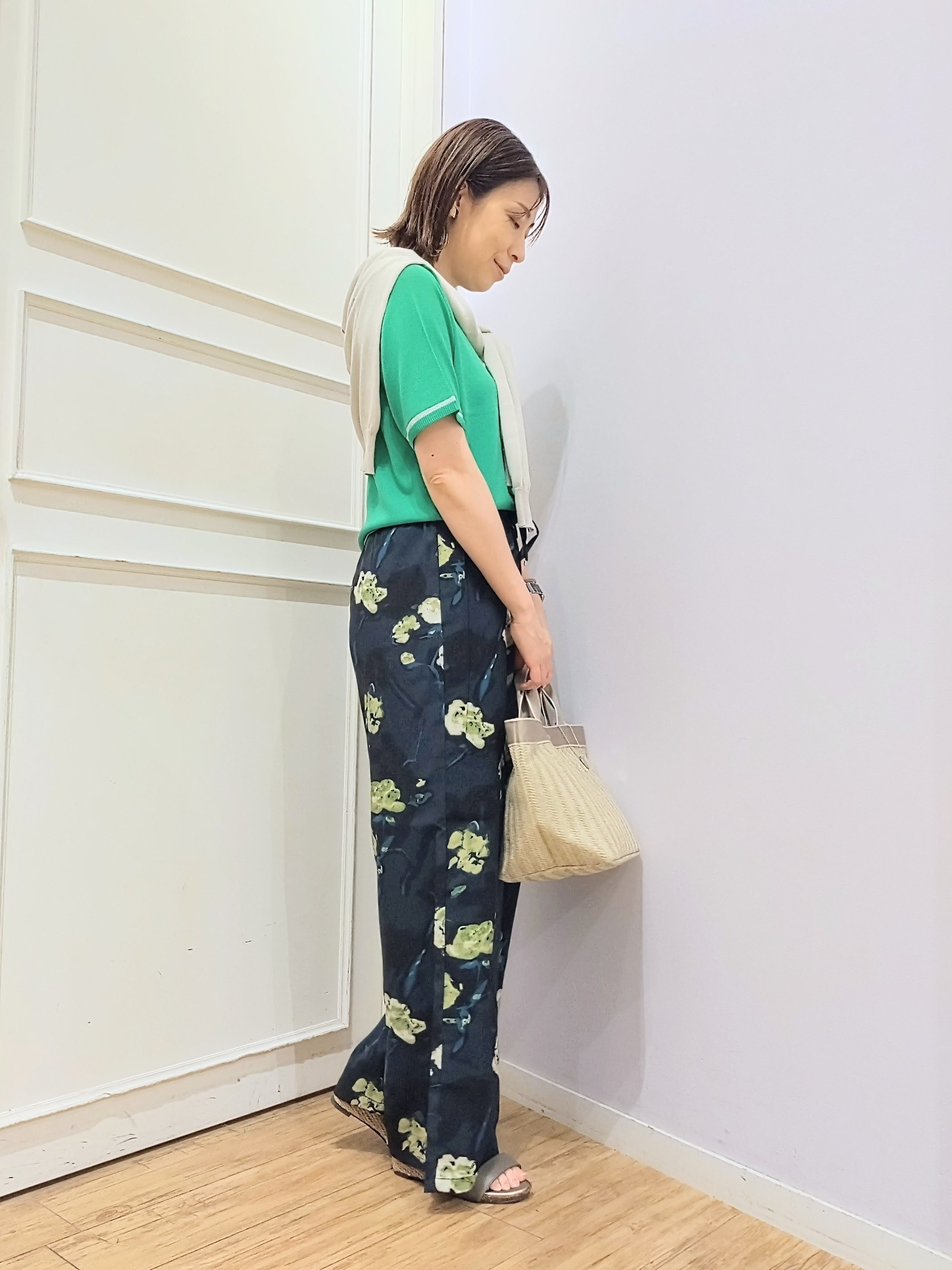 miomioさんの「SHOO･LA･RUE｜【S-LL/洗濯機可】はくだけ華やか 水彩フラワープリントイージーワイドパンツ」を使ったコーディネート
