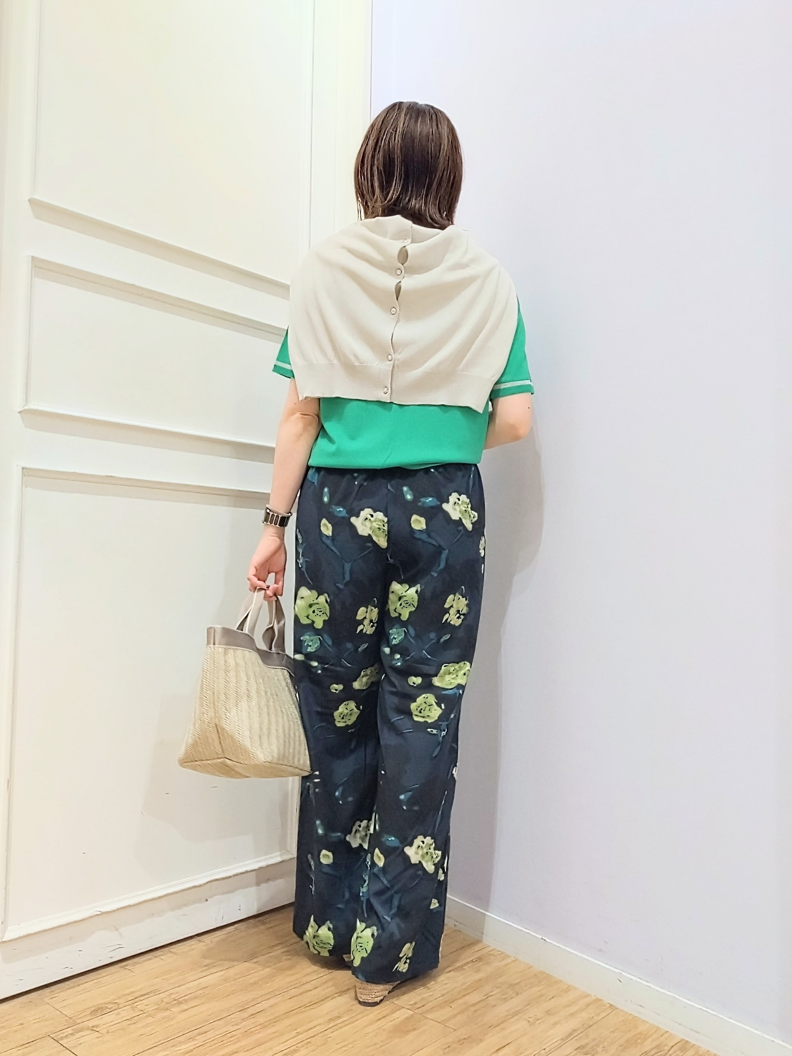 miomioさんの「SHOO･LA･RUE｜【S-LL/洗濯機可】はくだけ華やか 水彩フラワープリントイージーワイドパンツ」を使ったコーディネート